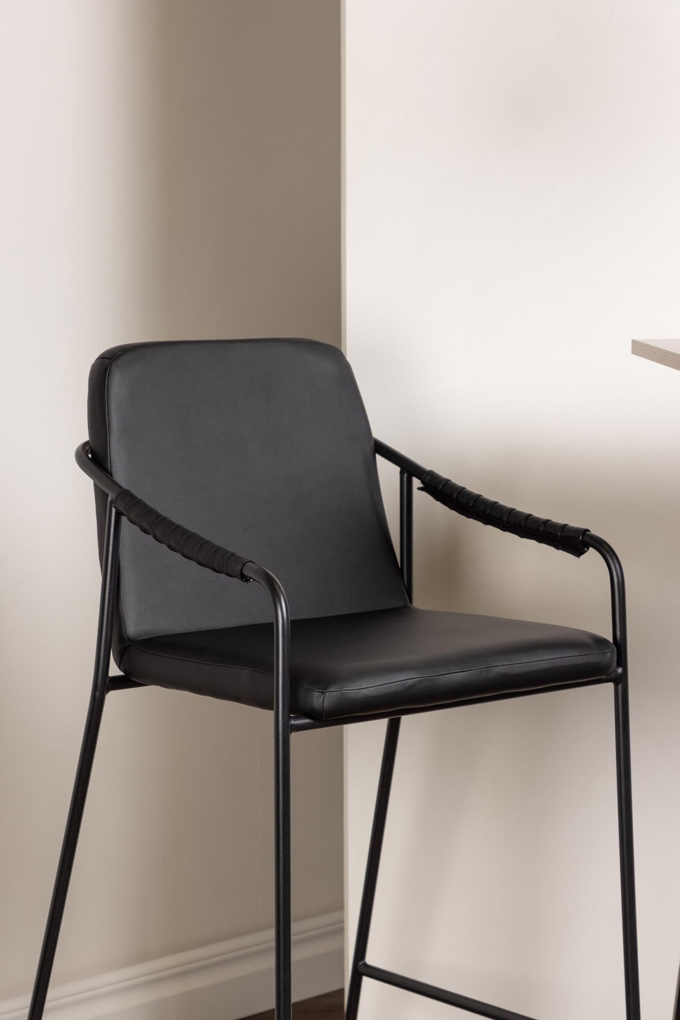 Entdecken Sie das Barset Tempe + Tvist: Eleganter Bartisch mit stabilen Stahlbeinen und komfortablen Hockern. Ideal für kleine Räume!