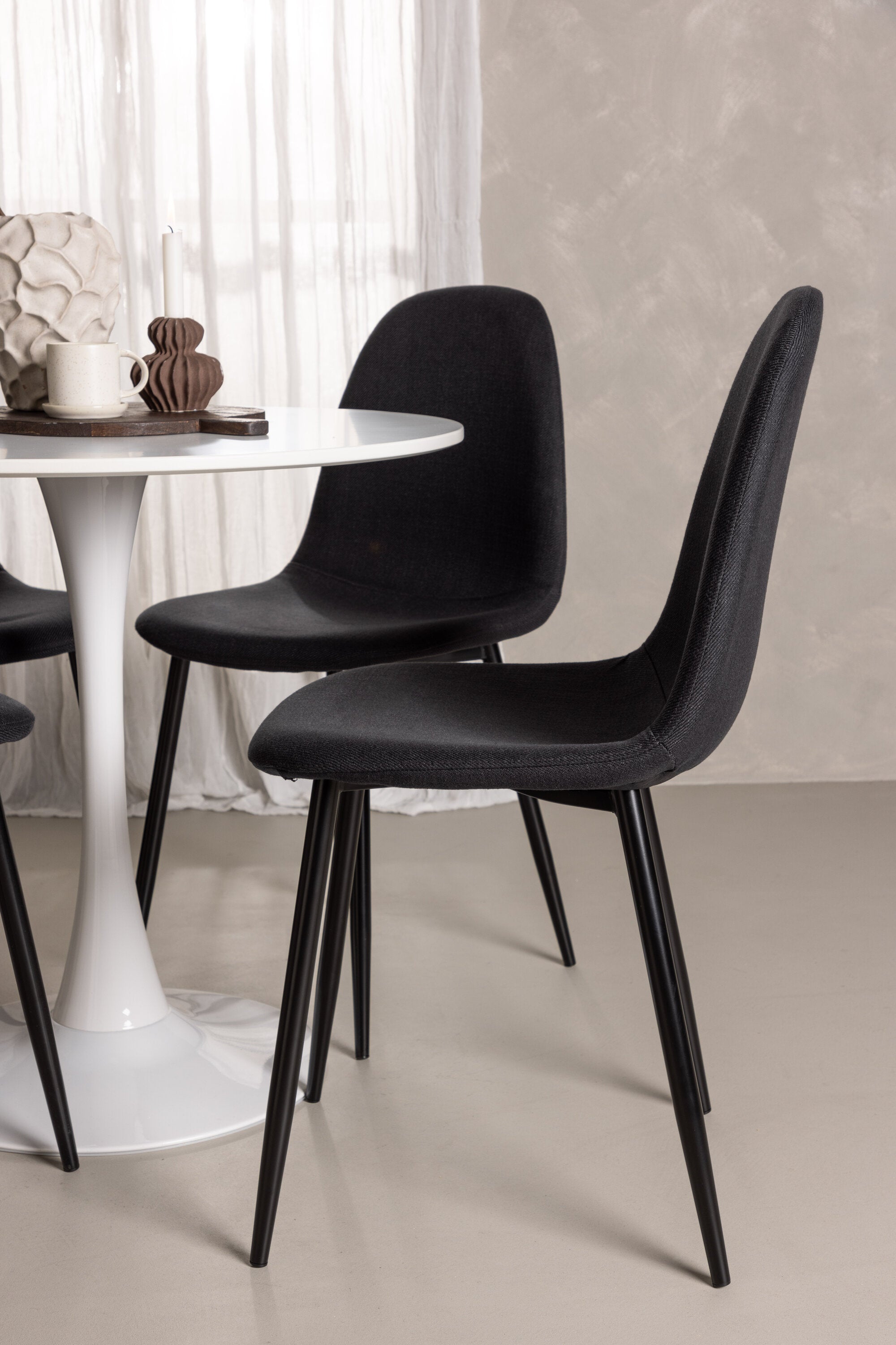 Hamden Esszimmerset + Polar ⌀80cm/4St. in Schwarz präsentiert im Onlineshop von KAQTU Design AG. Esszimmerset ist von Venture Home