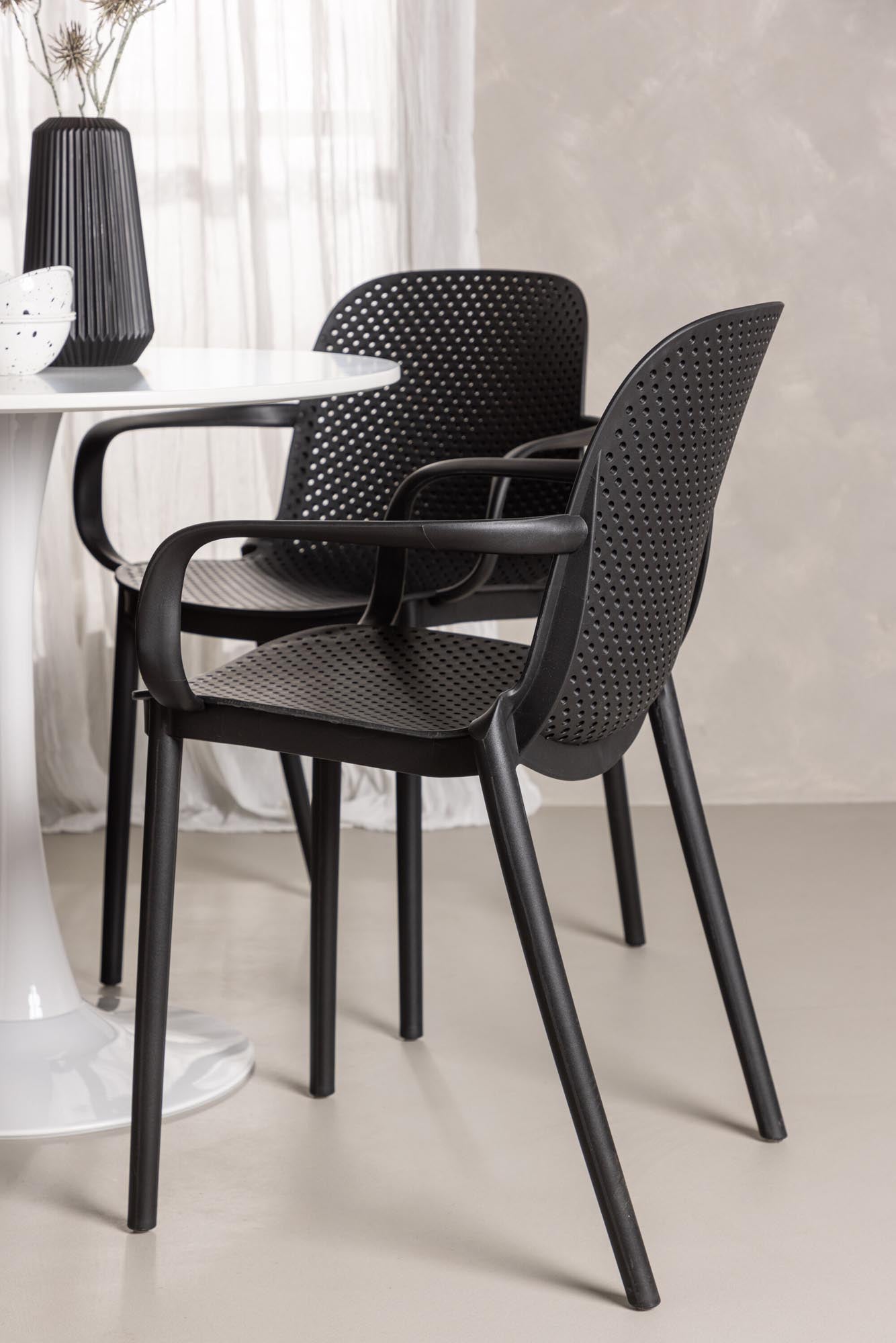 Modernes Esszimmerset mit stilvollem Design, pflegeleichter Tischplatte und komfortablen Stühlen für gesellige Runden und unvergessliche Momente.