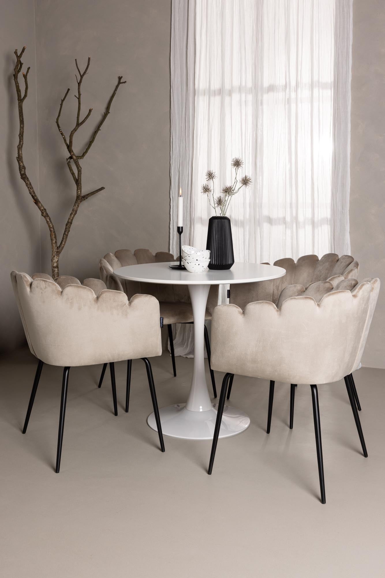 Gestalten Sie Ihr Esszimmer mit dem Hamden Esszimmerset + Limhamn von Venture Home: stilvoller Tisch und 4 komfortable Stühle für gesellige Abende.