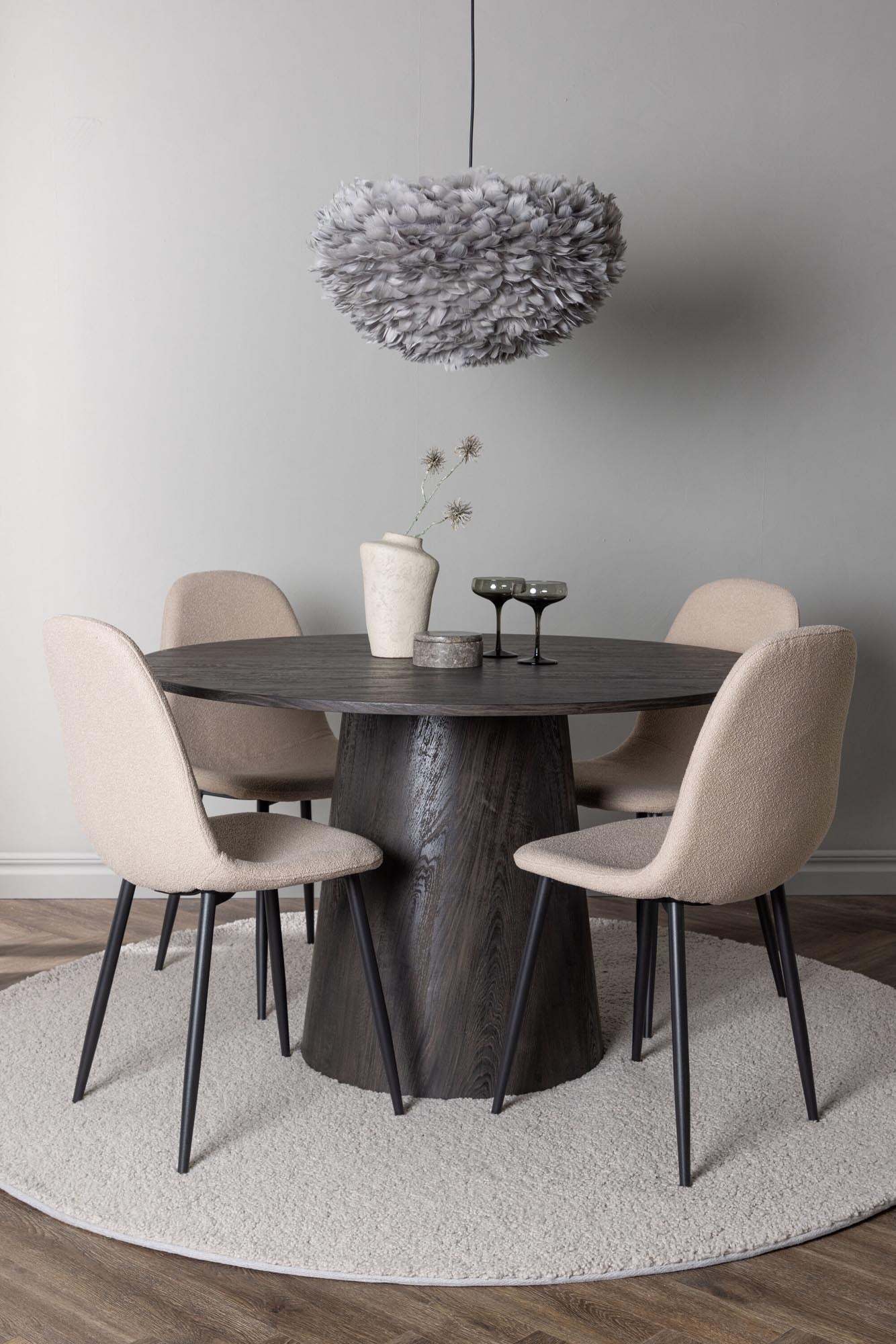 Elegantes Esszimmerset: Lanzo Tisch mit stabiler MDF-Oberfläche und bequemen Polar Stühlen aus Samt, perfekt für gesellige Abende.