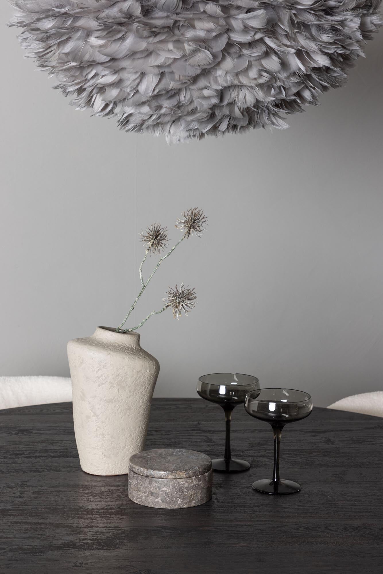 Erlebe das Lanzo Esszimmerset + Edina von Venture Home: eleganter runder Tisch, hochwertige Materialien und bequeme Stühle für unvergessliche Momente.