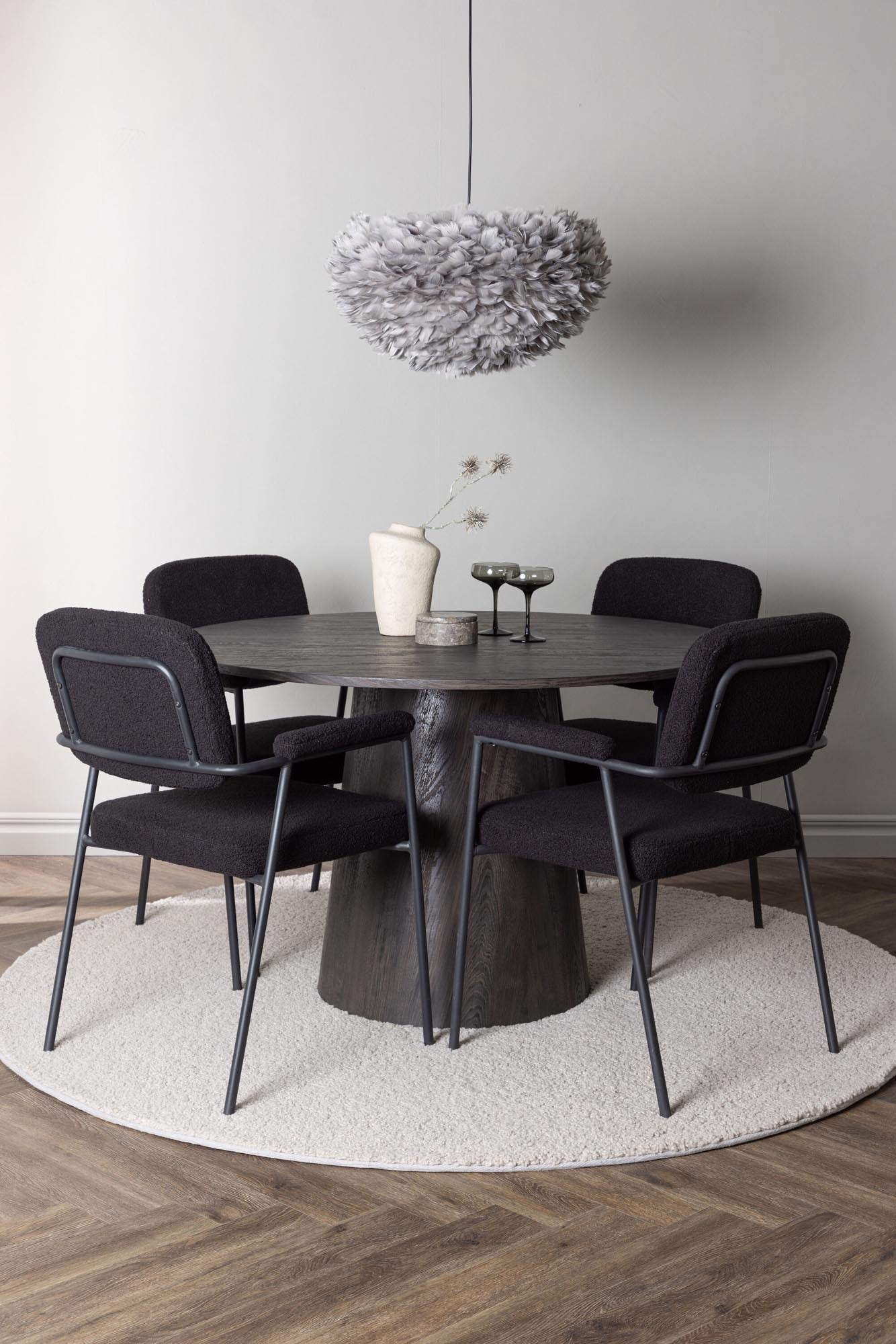 Elegantes Esszimmerset: Rundtisch Lanzo ⌀120cm aus MDF & Stahl, ergänzt durch 4 bequeme Yesterday Stühle in hochwertigem Bouclé-Stoff.