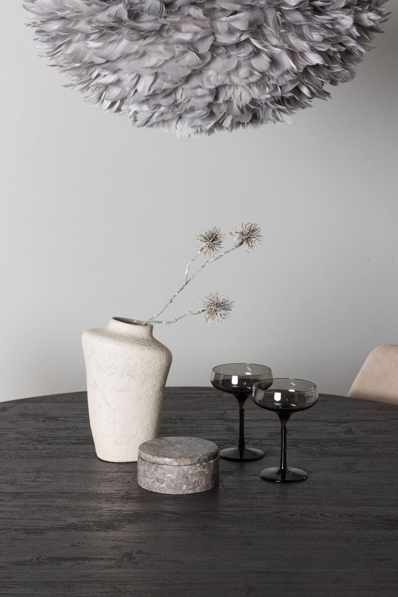 Elegantes Lanzo Esszimmerset mit runden Tisch und komfortablen Samtstühlen, perfekt für gesellige Abende.