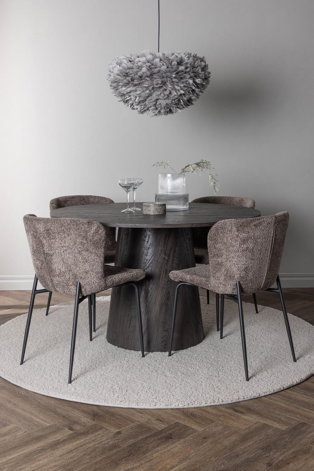 Lanzo Esszimmerset + Modesto ⌀120cm/4St. in Braun / Schwarz / Dunkelgrau präsentiert im Onlineshop von KAQTU Design AG. Esszimmerset ist von Venture Home