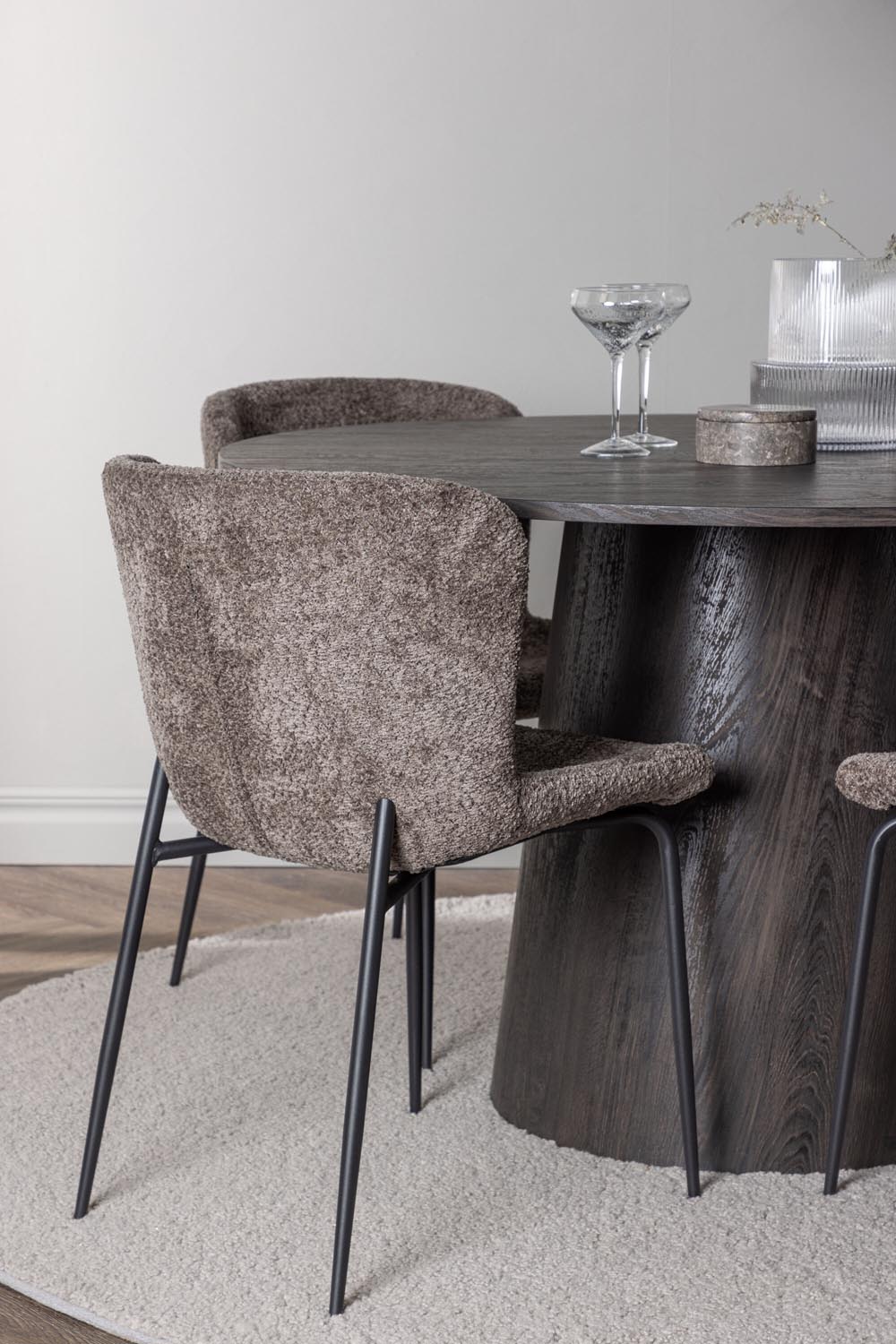 Lanzo Esszimmerset + Modesto ⌀120cm/4St. in Braun / Schwarz / Dunkelgrau präsentiert im Onlineshop von KAQTU Design AG. Esszimmerset ist von Venture Home