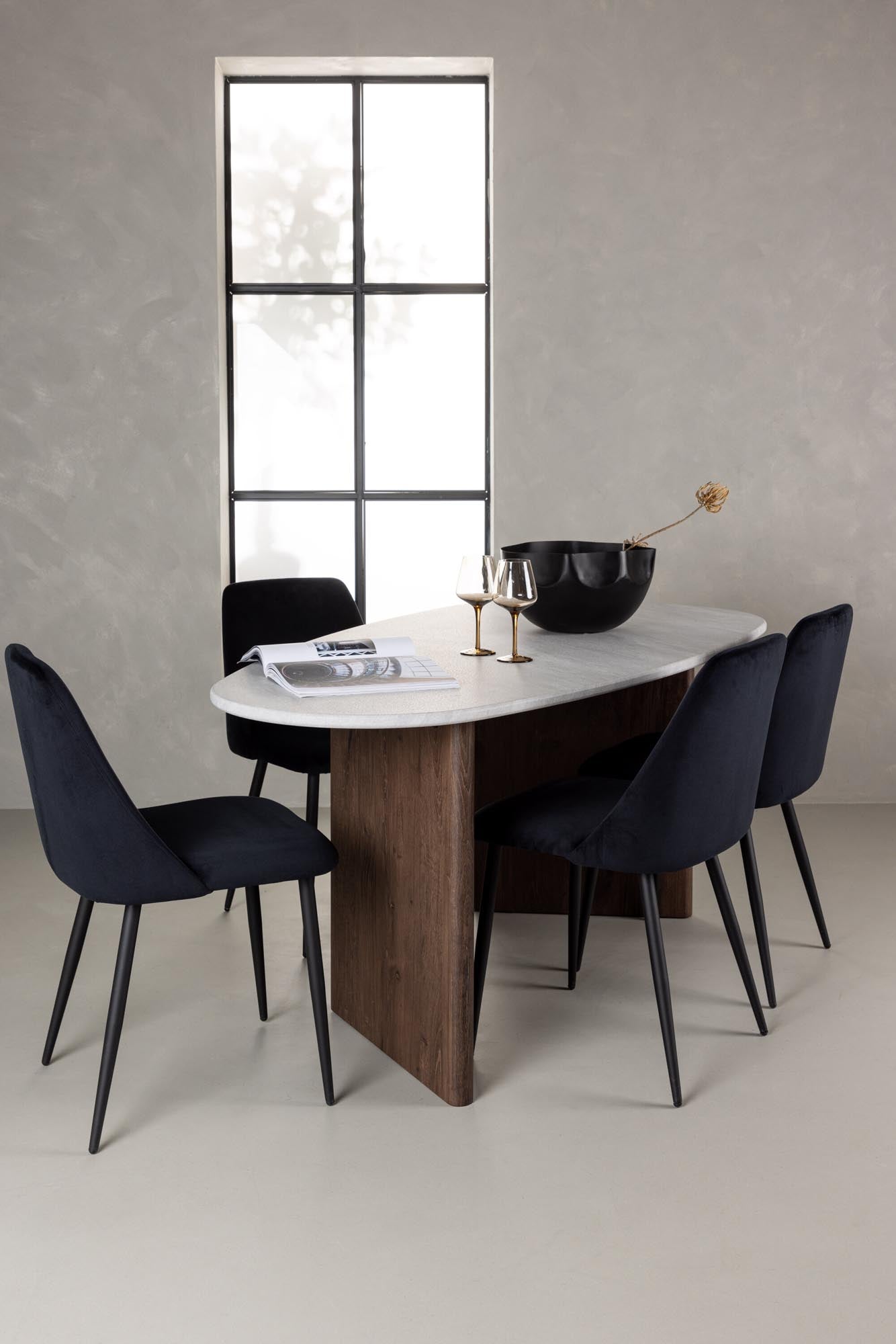 Erleben Sie das Grönvik Esszimmerset von Venture Home: ovaler Tisch in Betonoptik, elegante Night-Stühle aus Samt, perfekt für gesellige Runden.