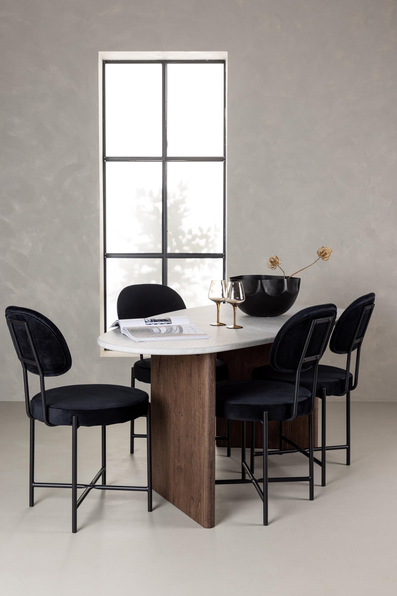 Elegantes Grönvik Esszimmerset: 180 cm Tisch mit pflegeleichter Betonoptik und 4 luxuriösen Stella-Stühlen aus schwarzem Samt. Ideal für gesellige Abende.