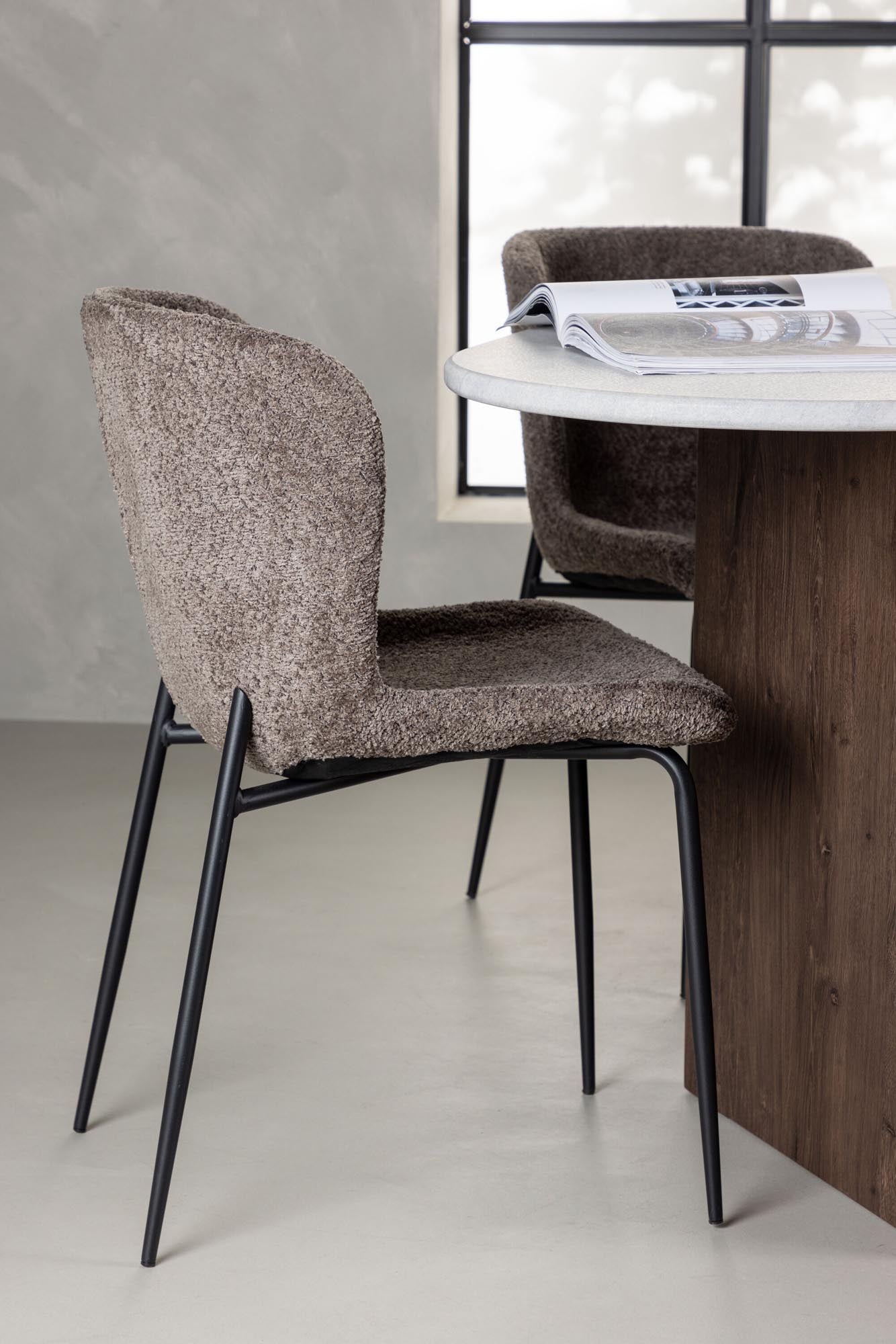 Stilvolles Grönvik Esszimmerset: Ovaler Tisch in Betonoptik, komfortable Modesto-Stühle aus Plüsch, ideal für gesellige Runden und nordisches Flair.