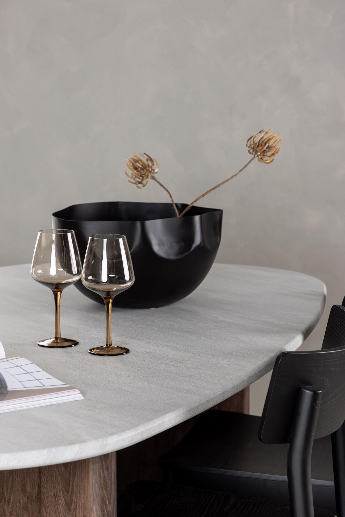 Modernes Grönvik Esszimmerset mit ovalem Tisch in Marmoroptik und 4 eleganten Montros Stühlen aus Birkenholz – ideal für stilvolle Essbereiche.