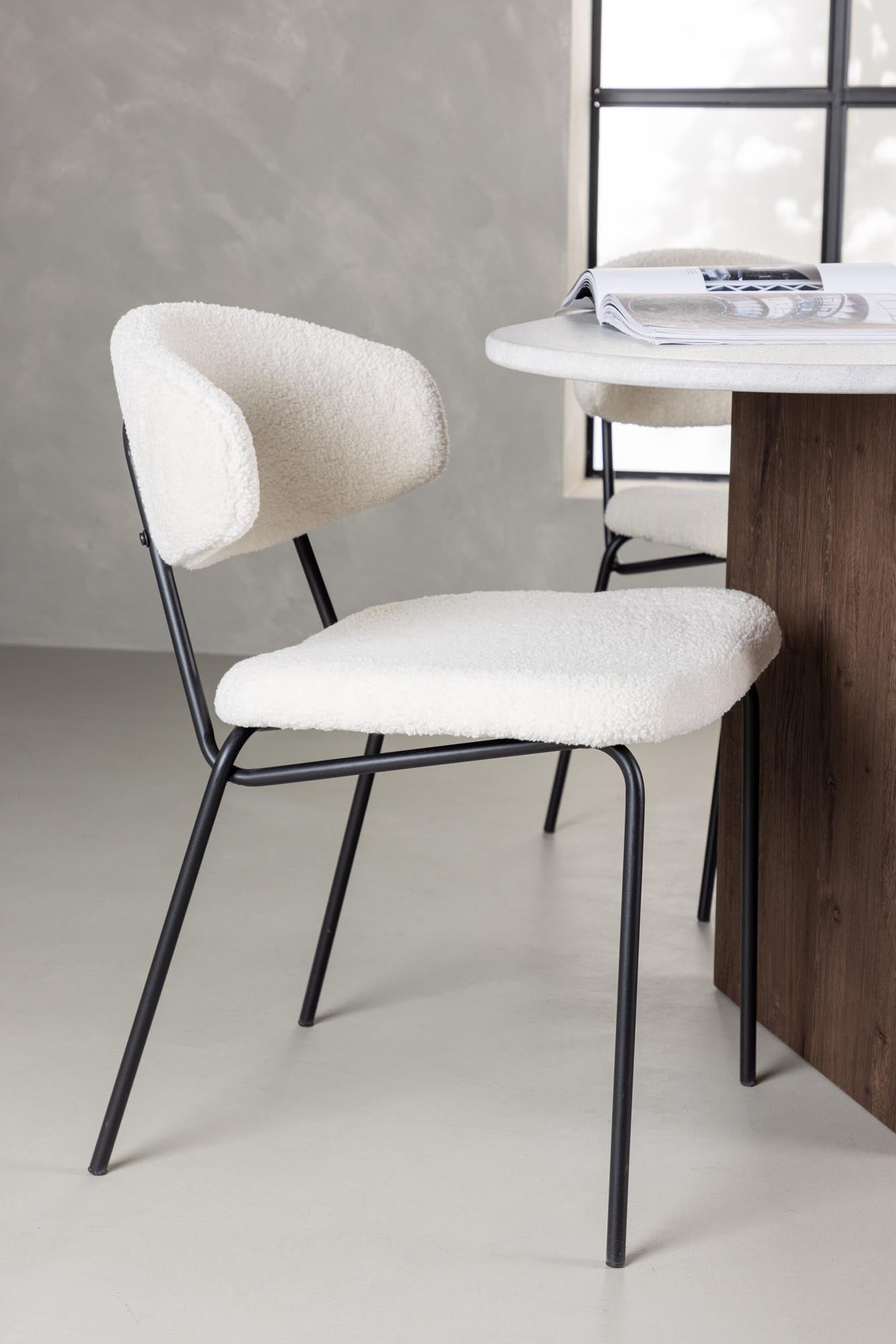 Modernes Esszimmerset: Ovaler Tisch mit pflegeleichter Oberfläche, 4 stilvolle Bouclé-Stühle. Ideal für gesellige Runden und elegantes Wohnen.