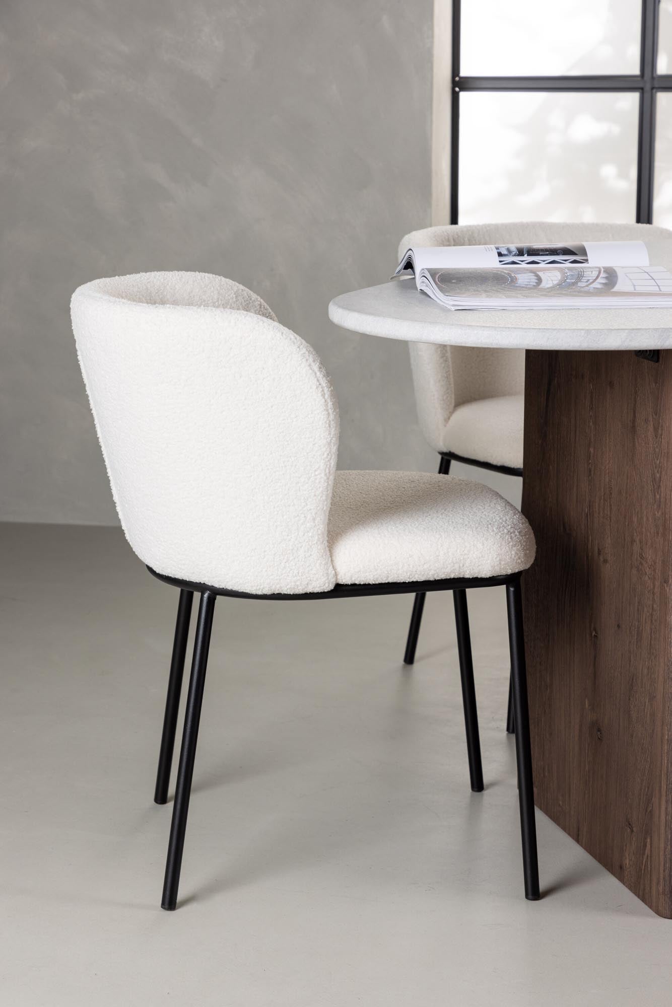 Modernes Grönvik Esszimmerset mit ovalem Tisch in Marmoroptik und bequemen Edina Stühlen. Ideal für stilvolle Esszimmer.