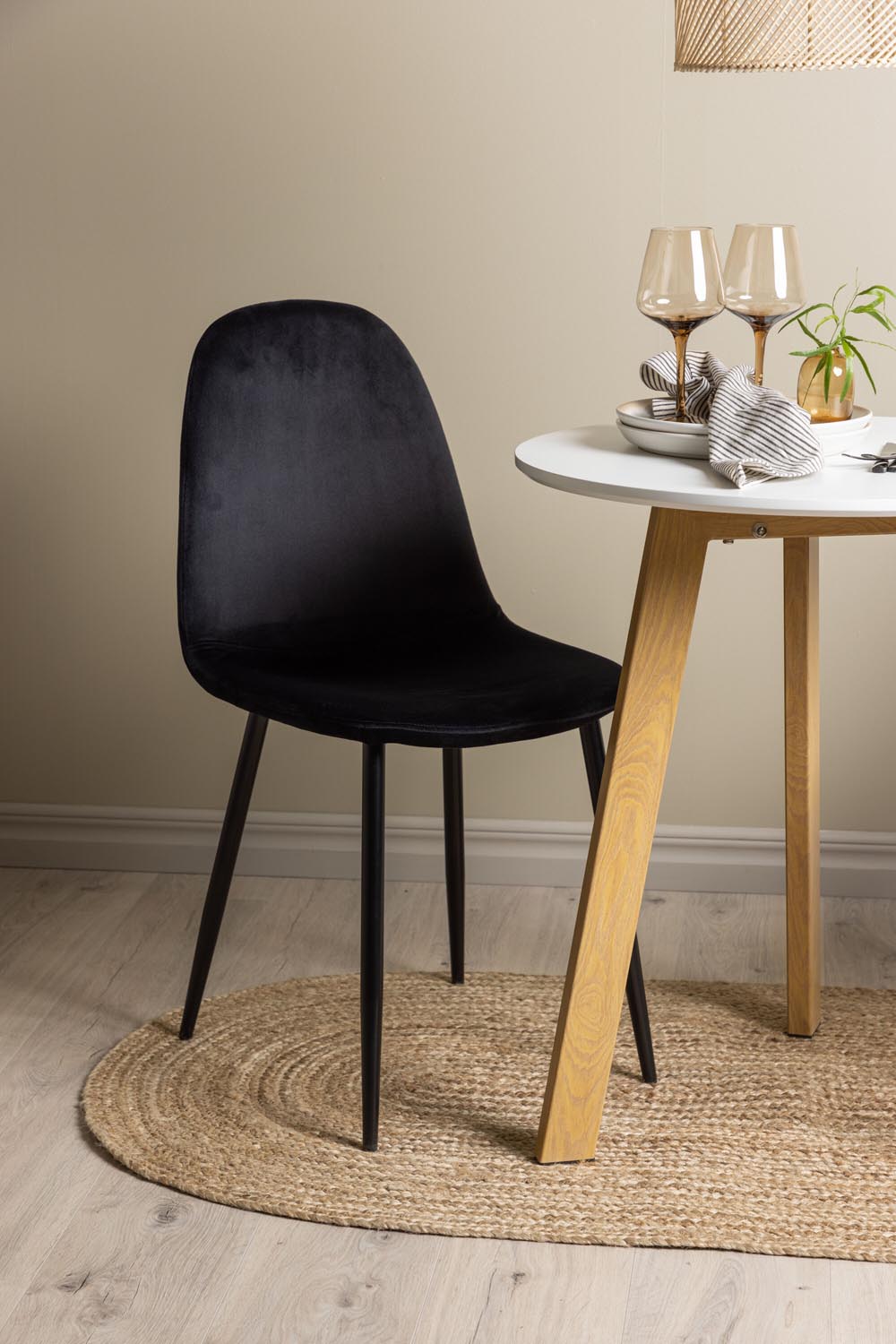 Leonora Esszimmerset + Polar ⌀65cm/2St. in Schwarz präsentiert im Onlineshop von KAQTU Design AG. Esszimmerset ist von Venture Home