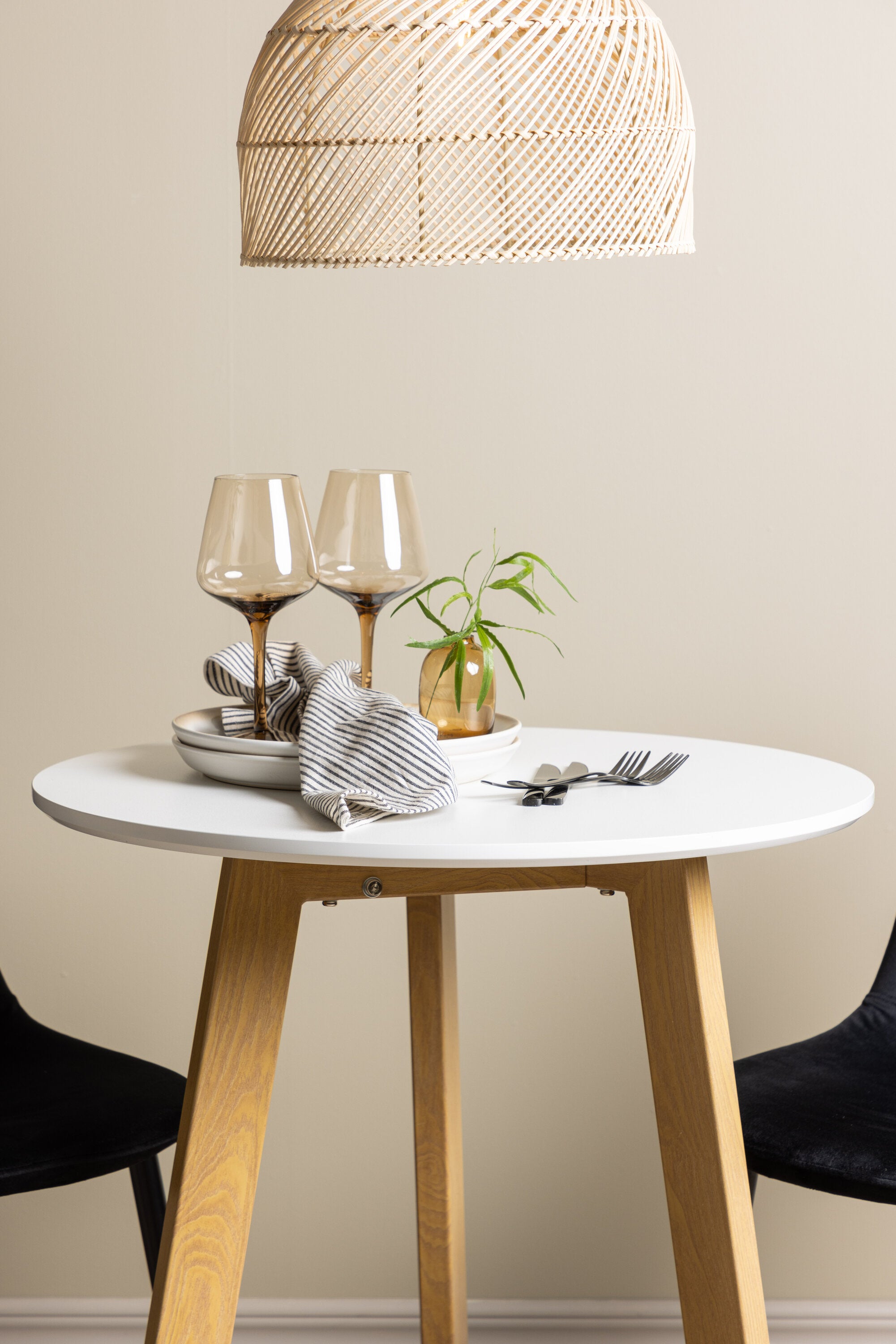Leonora Esszimmerset + Polar ⌀65cm/2St. in Schwarz präsentiert im Onlineshop von KAQTU Design AG. Esszimmerset ist von Venture Home