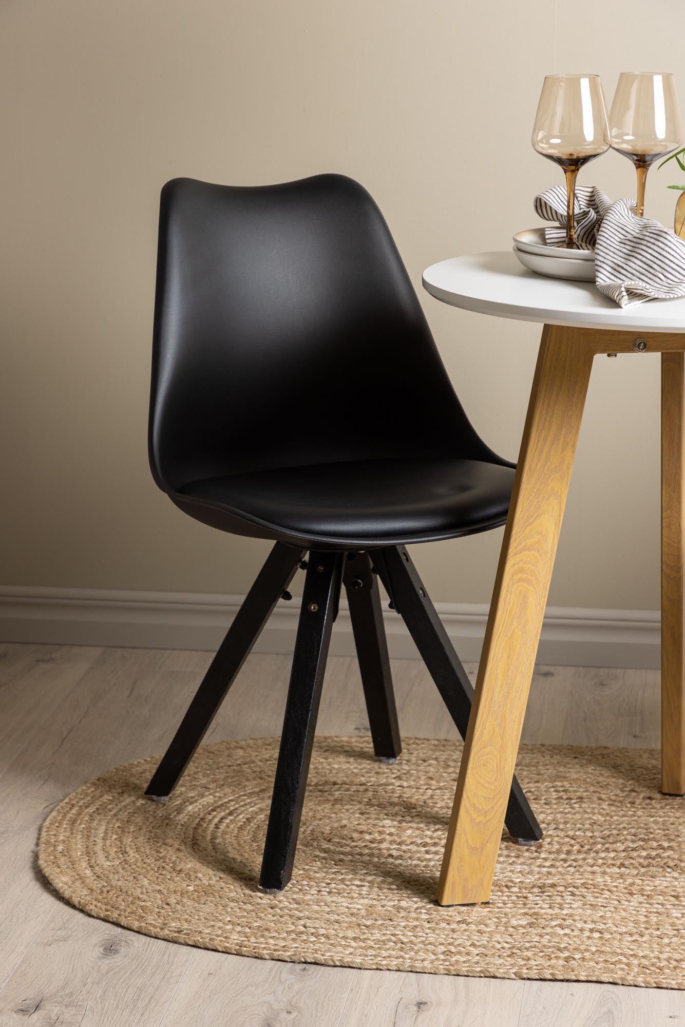 Entdecken Sie das Leonora Esszimmerset + Zeno von Venture Home: Eleganter Tisch und komfortable Stühle für ein stilvolles Esszimmer.