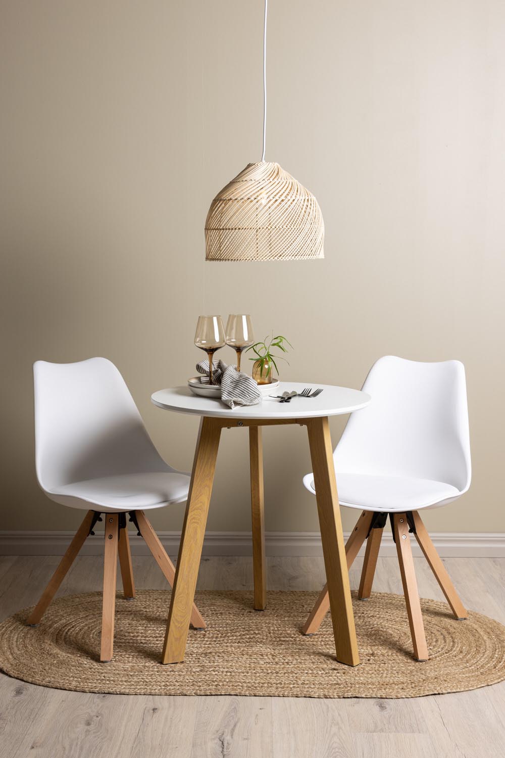 Leonora Esszimmerset + Zeno ⌀65cm/2St. in Natur, Weiss präsentiert im Onlineshop von KAQTU Design AG. Esszimmerset ist von Venture Home