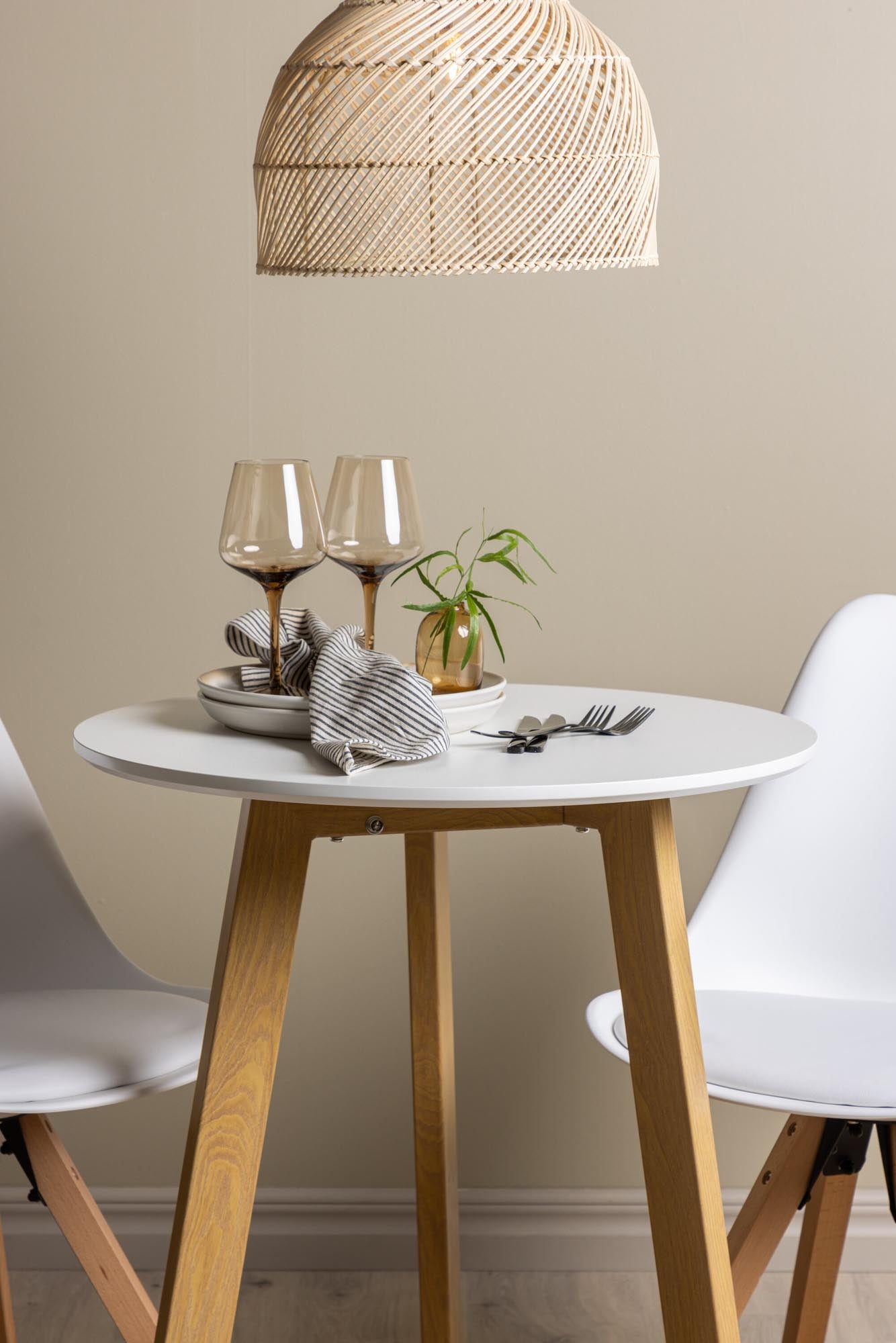 Elegantes Leonora Set mit Zeno Tisch, ideal für moderne Esszimmer.