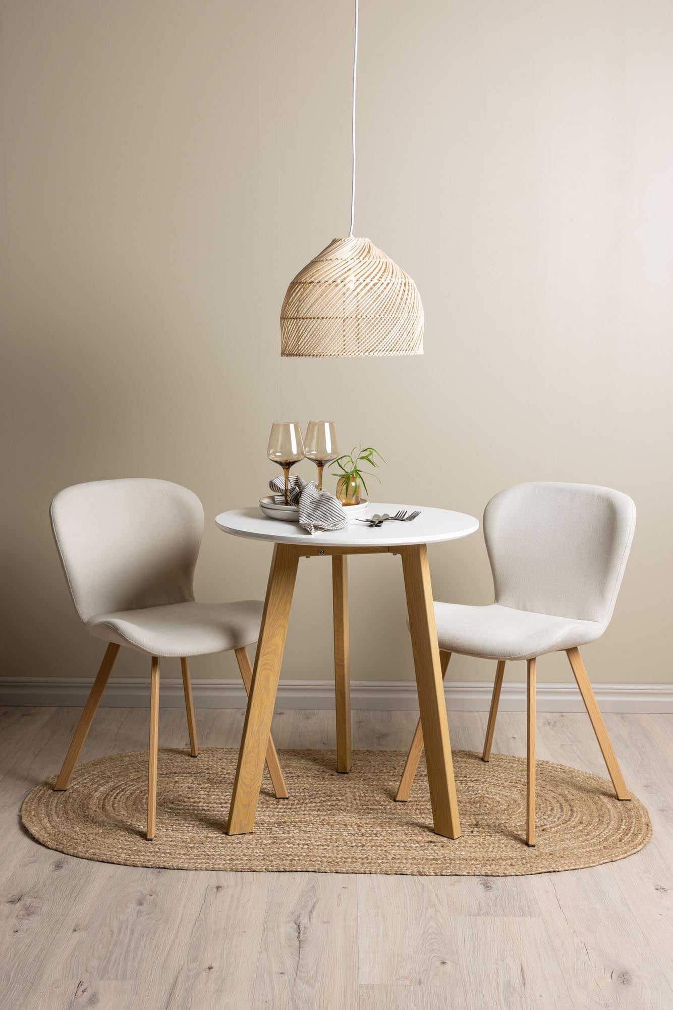 Kompaktes Leonora Set mit Lilja Tisch, perfekt für moderne Esszimmer.