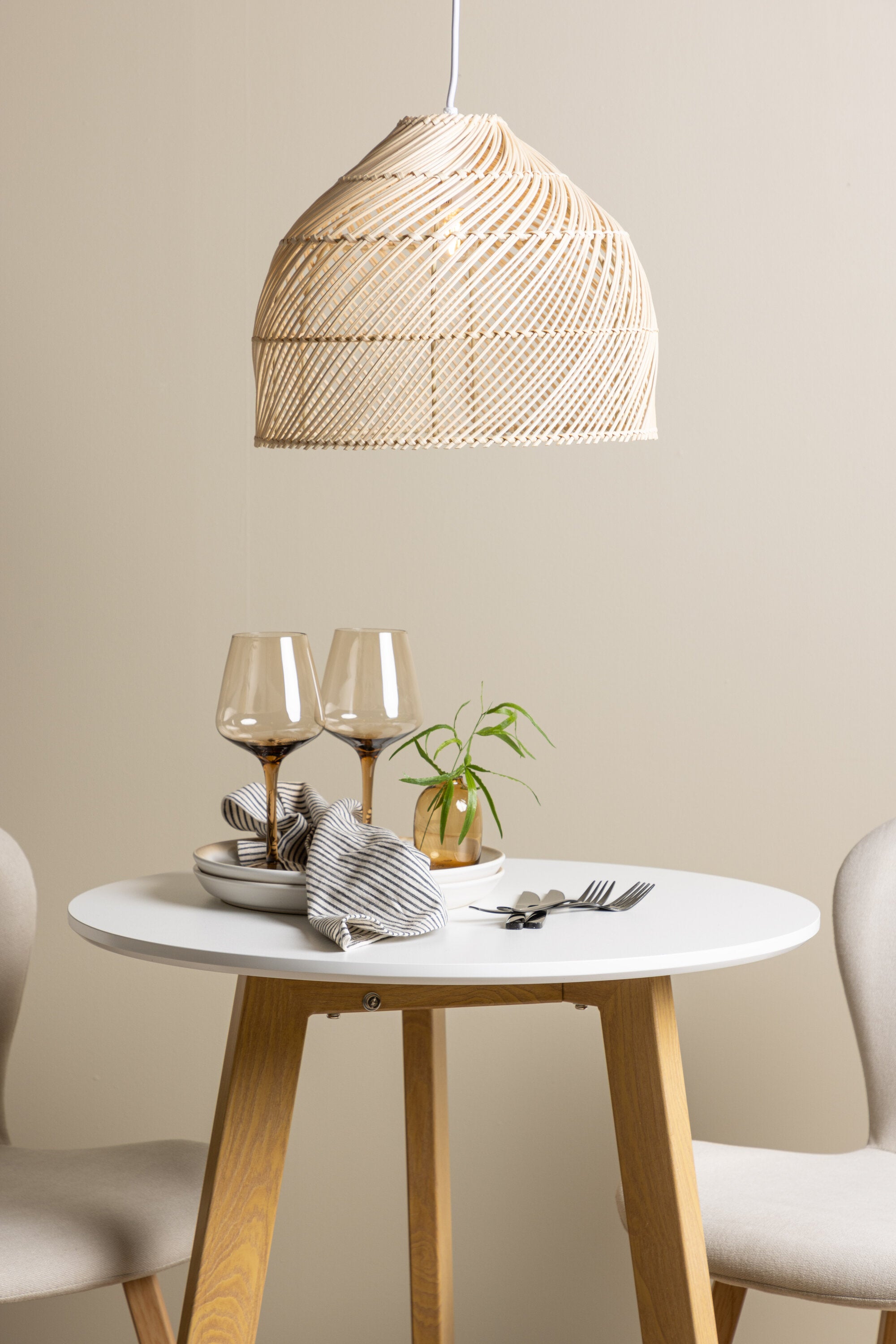 Leonora Esszimmerset + Lilja ⌀65cm/2St. in Beige, Natur präsentiert im Onlineshop von KAQTU Design AG. Esszimmerset ist von Venture Home