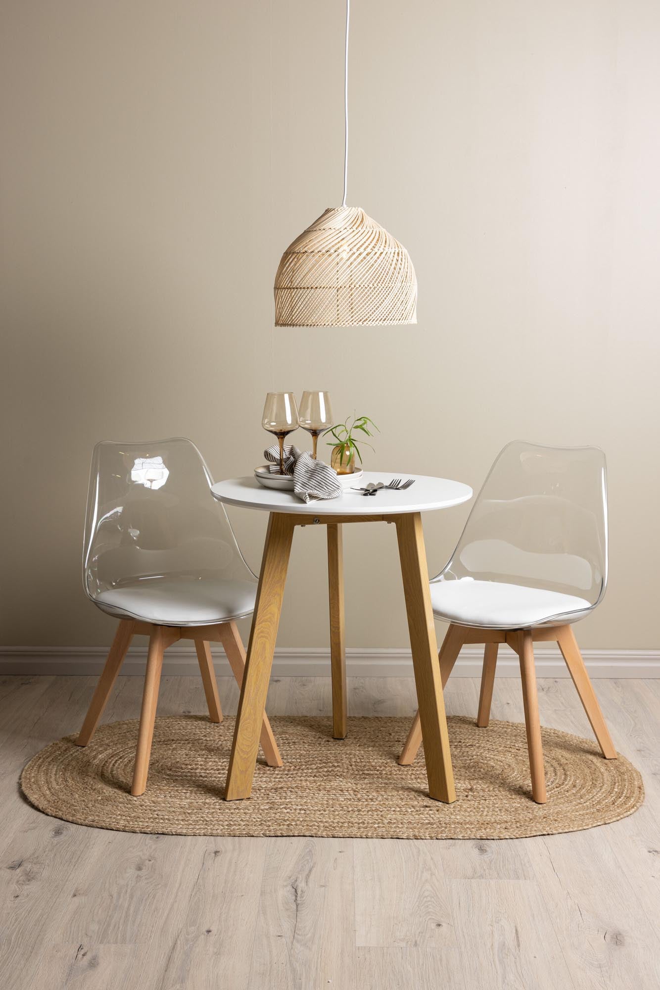 Stilvolles Esszimmerset: Eleganter Tisch mit weisser MDF-Platte, Eichenoptik-Gestell, transparente PET-Stühle, ideal für kleine Räume.