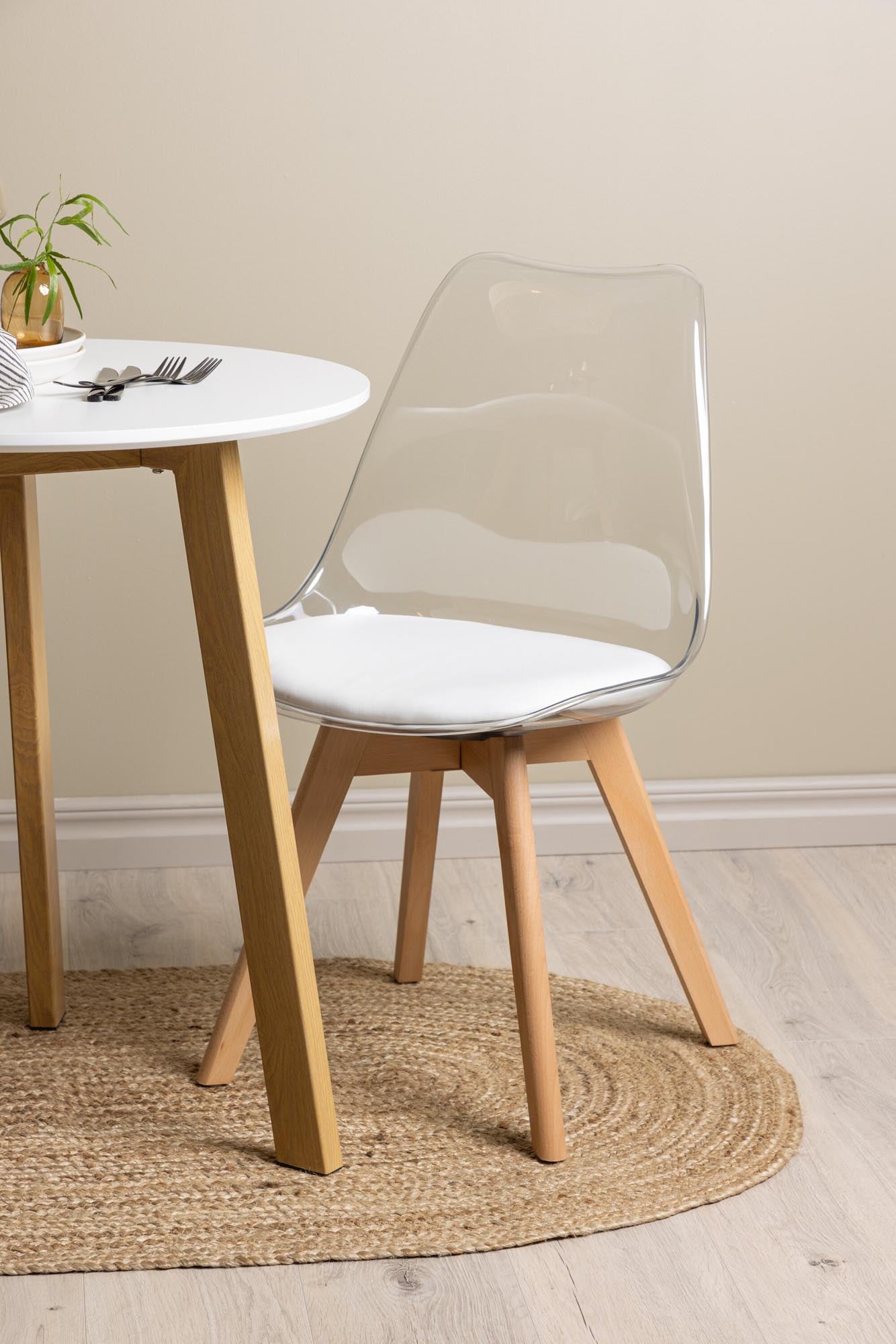 Modernes Esszimmerset: Runde MDF-Platte, stabile Eichenoptik, komfortable PET-Stühle – perfekt für gemütliche Essbereiche.