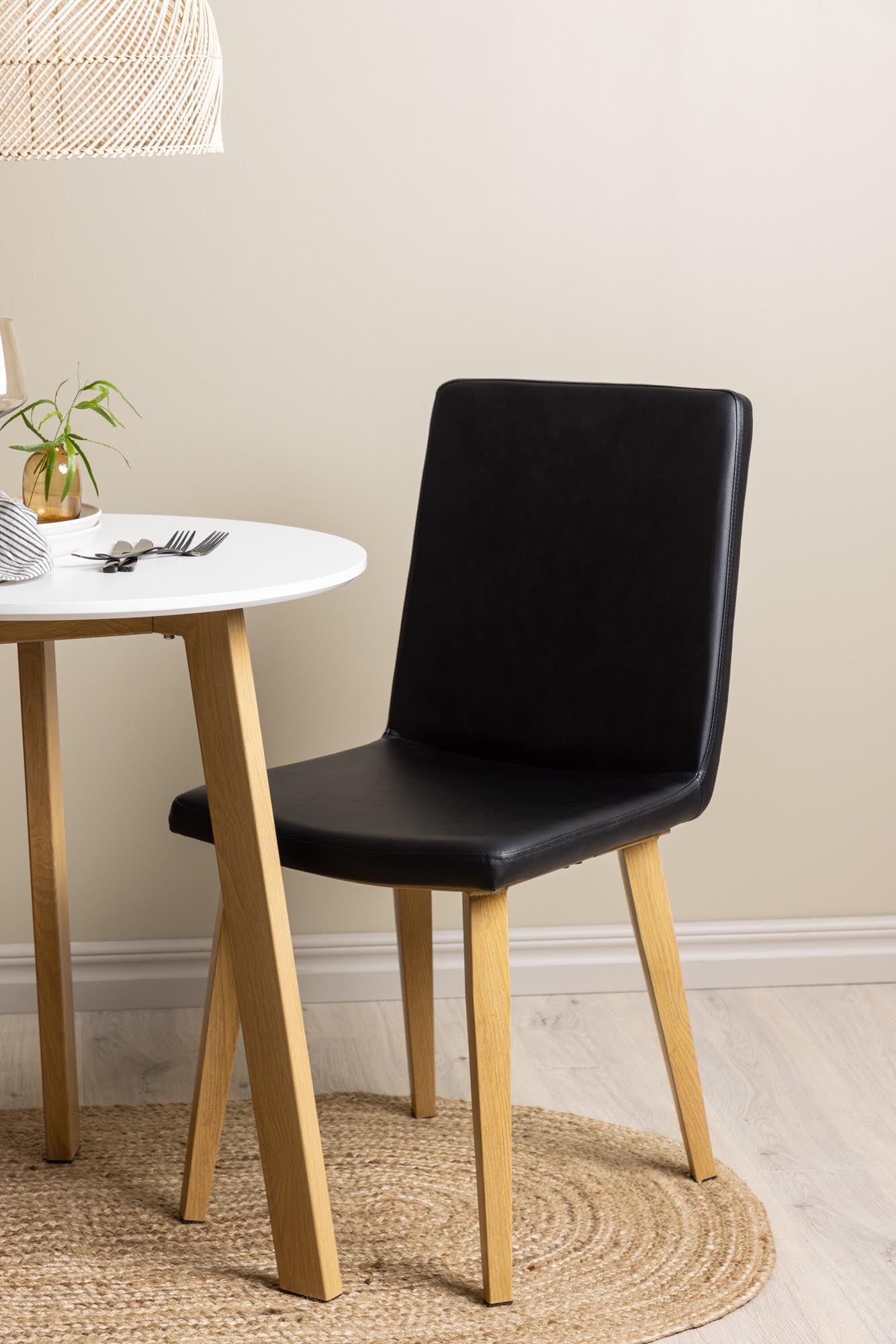 Kompaktes Esszimmerset Leonora + Today mit 2 stilvollen Stühlen, ideal für kleine Räume. Modernes Design und hochwertige Materialien vereinen sich.