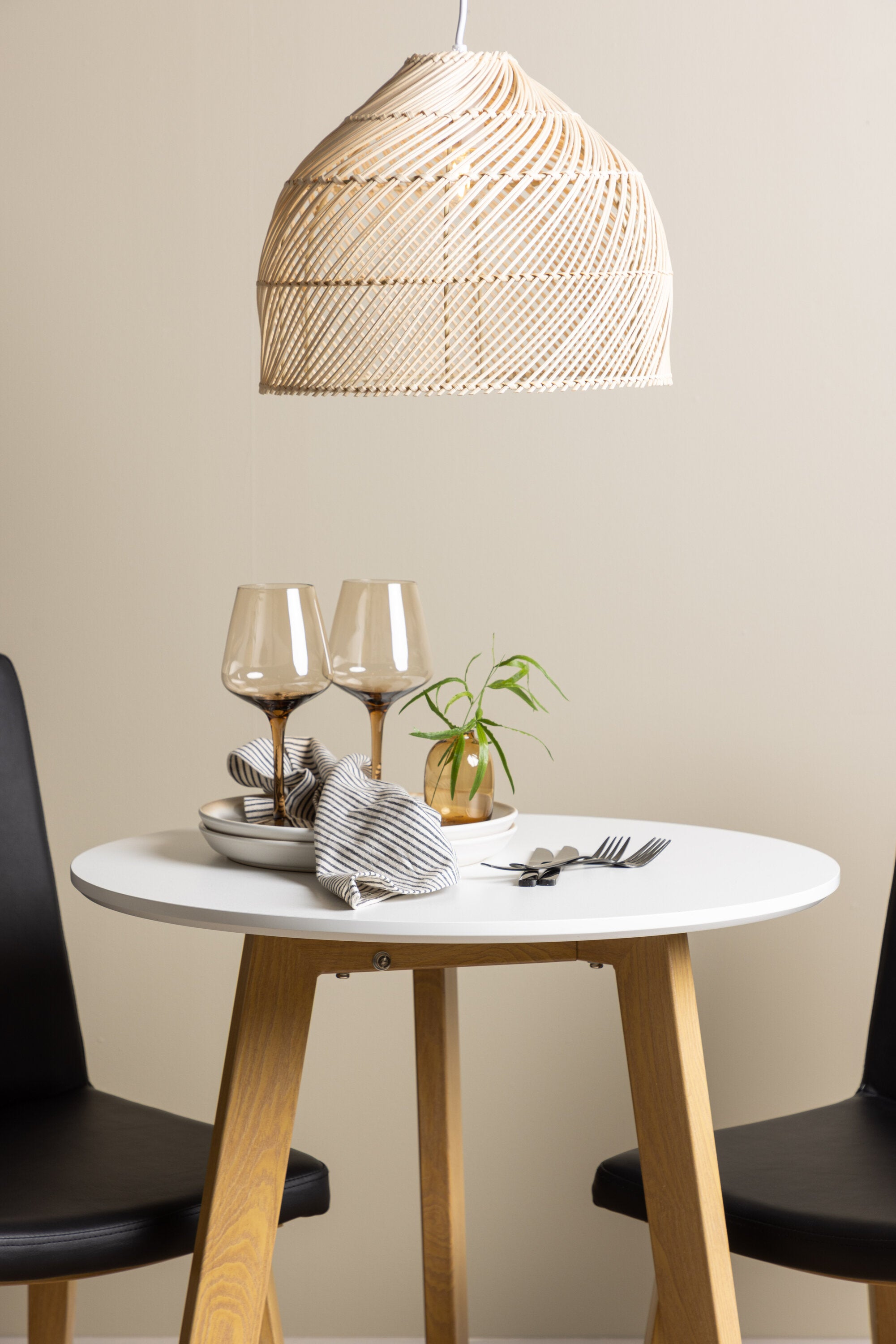 Leonora Esszimmerset + Today ⌀65cm/2St. in Schwarz, Natur präsentiert im Onlineshop von KAQTU Design AG. Esszimmerset ist von Venture Home