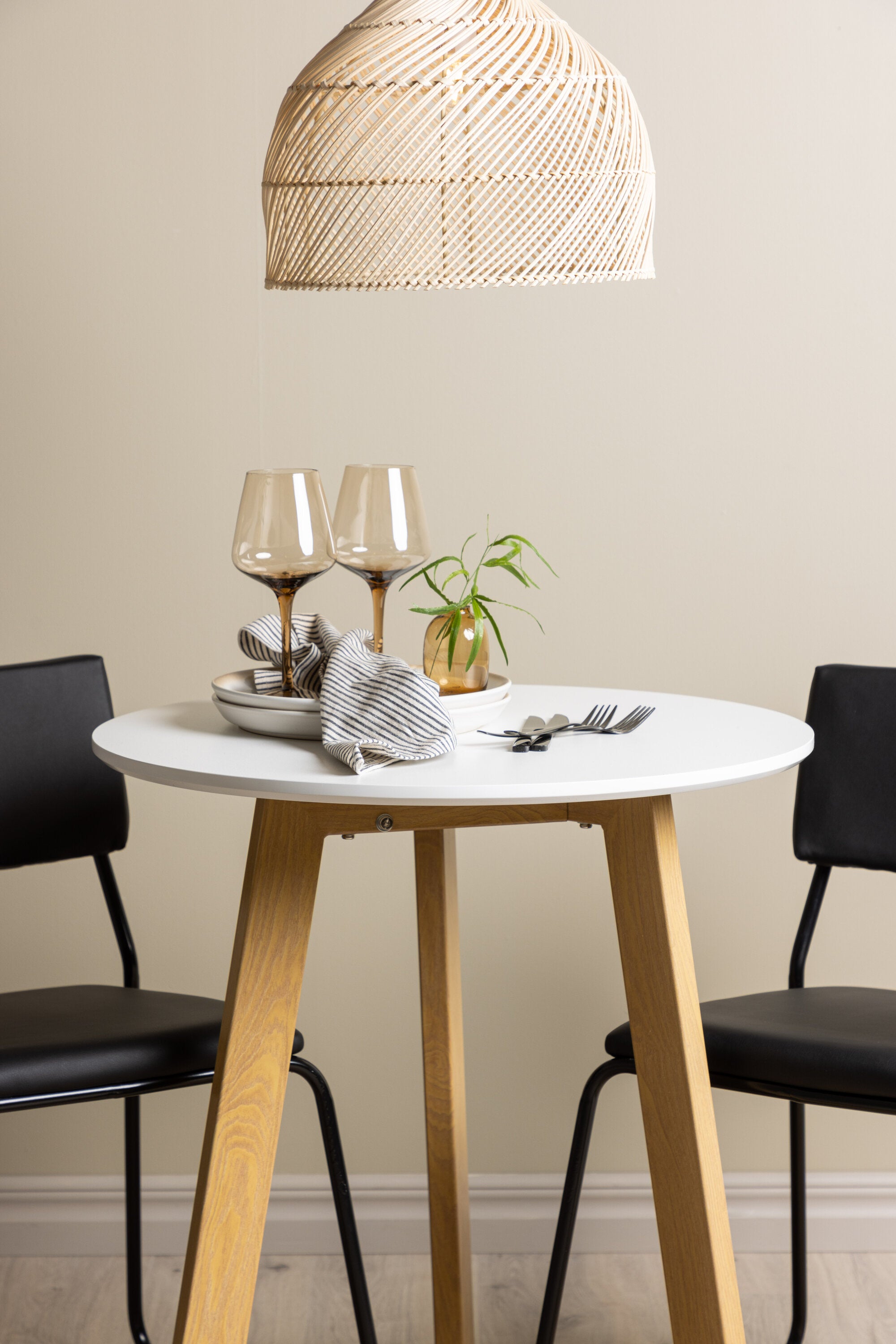 Leonora Esszimmerset + Kenth ⌀65cm/2St. in Schwarz präsentiert im Onlineshop von KAQTU Design AG. Esszimmerset ist von Venture Home