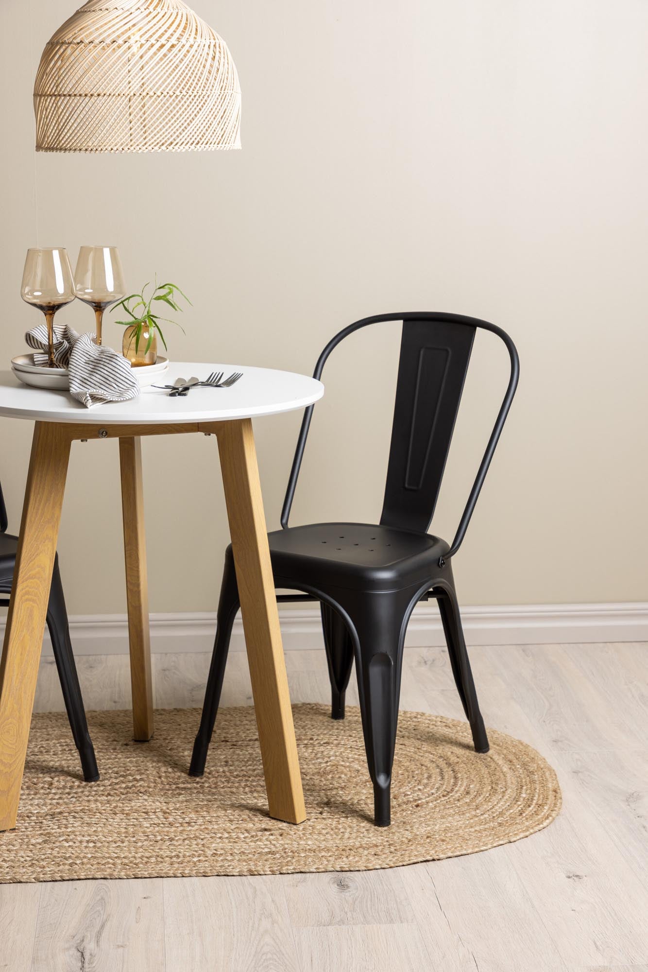 Leonora Esstisch von Venture Home: Runde Eleganz mit pflegeleichter MDF-Oberfläche und stabiler Eichenoptik. Ideal für gesellige Abende!