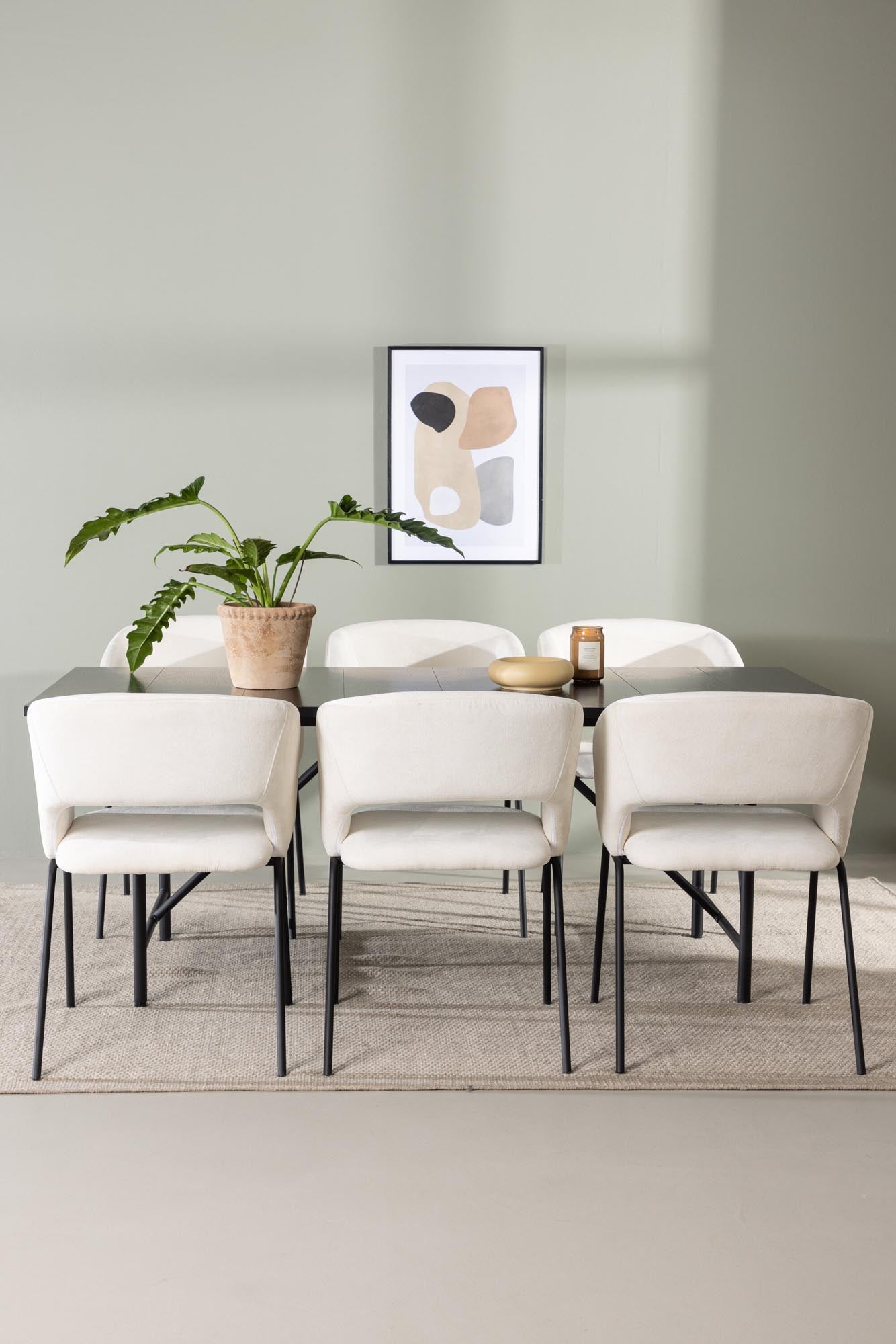 Entdecken Sie das Astrid Esszimmerset von Venture Home: Stilvolles Design, Platz für 6 Personen und hochwertige Materialien für unvergessliche Abende.