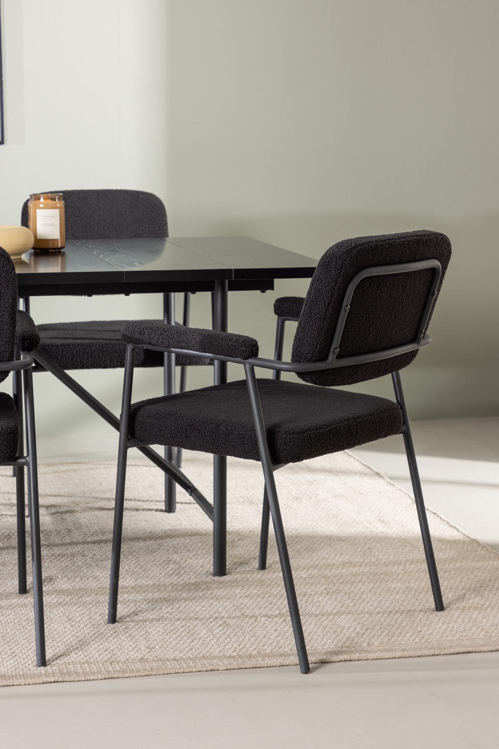 Astrid Esszimmerset + Yesterday 200cm/6St. in Schwarz präsentiert im Onlineshop von KAQTU Design AG. Esszimmerset ist von Venture Home