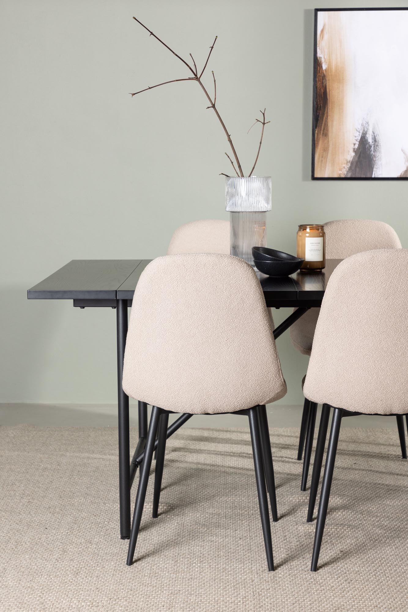 Modernes Astrid Esszimmerset: 200cm Tisch, mattschwarz, 6 bequeme Berit-Stühle, Samtbezug, elegantes Design.