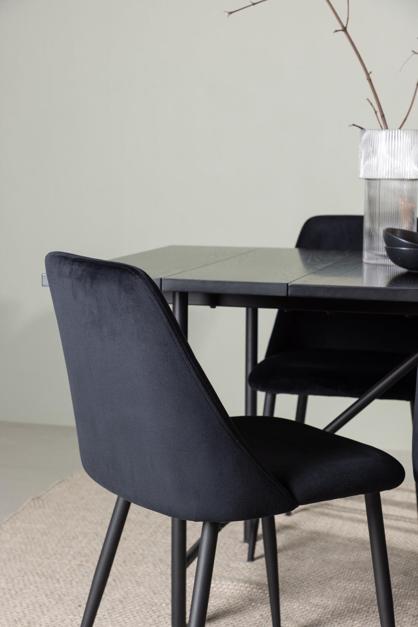 Erleben Sie das Astrid Esszimmerset + Night 200cm/6St. von Venture Home – eine harmonische Verbindung aus elegantem Design und hohem Sitzkomfort für unvergessliche Essmomente.