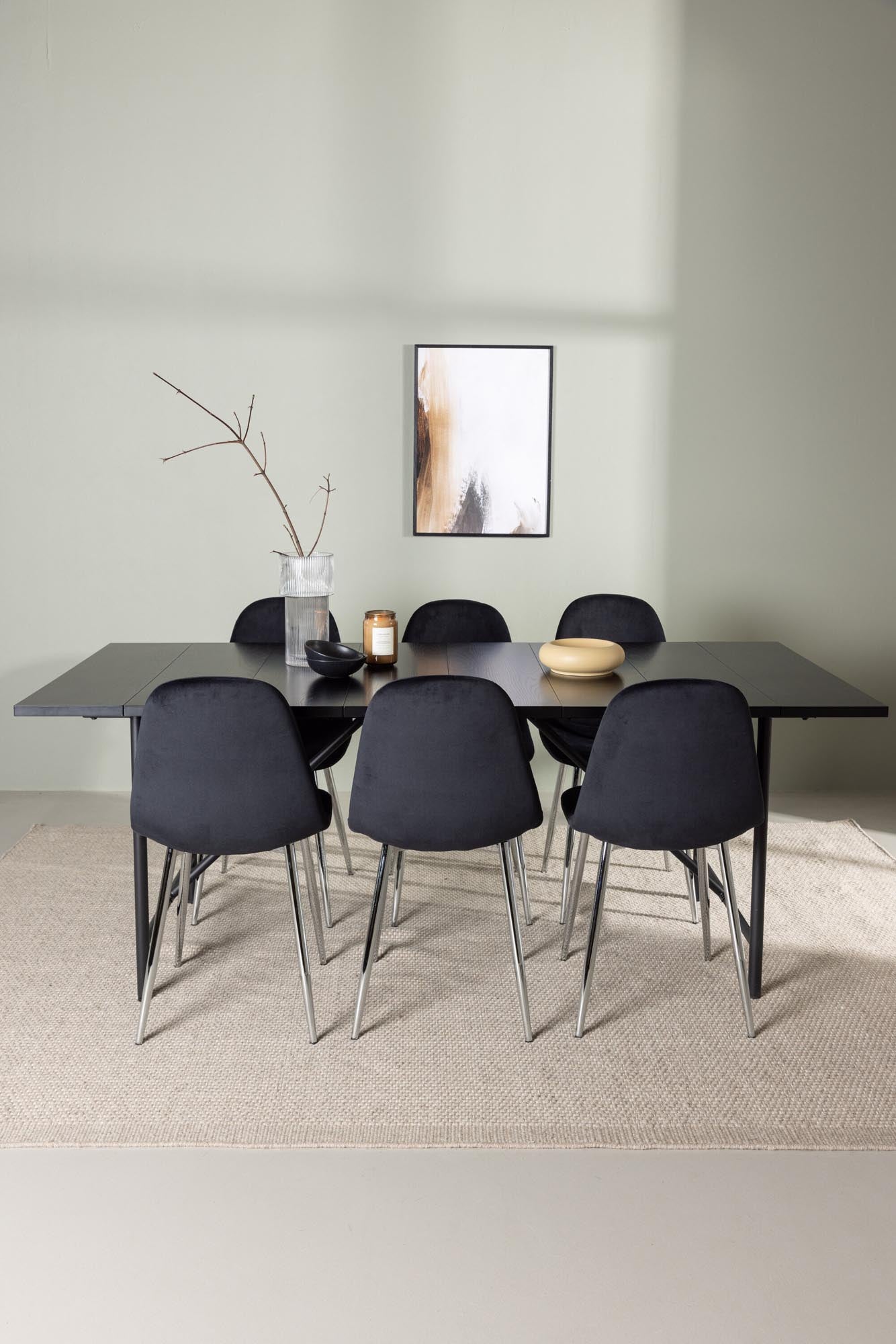 Elegantes Esszimmerset mit mattschwarzem Tisch und beigen Samtstühlen für stilvolle Dinner.