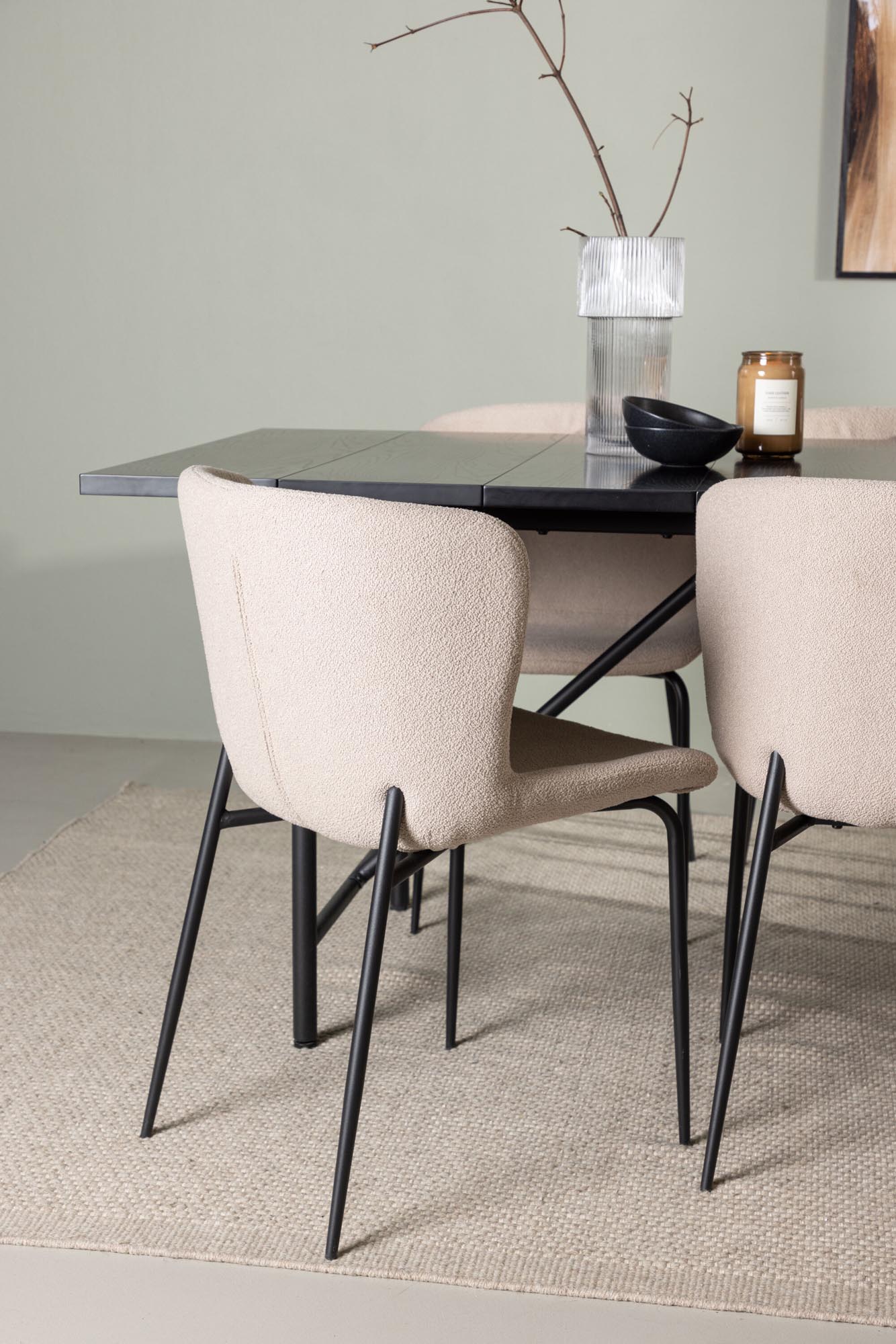 Stilvolles Esszimmerset Astrid + Modesto: Eleganter Tisch und komfortable Stühle im skandinavischen Design für Ihr Zuhause.