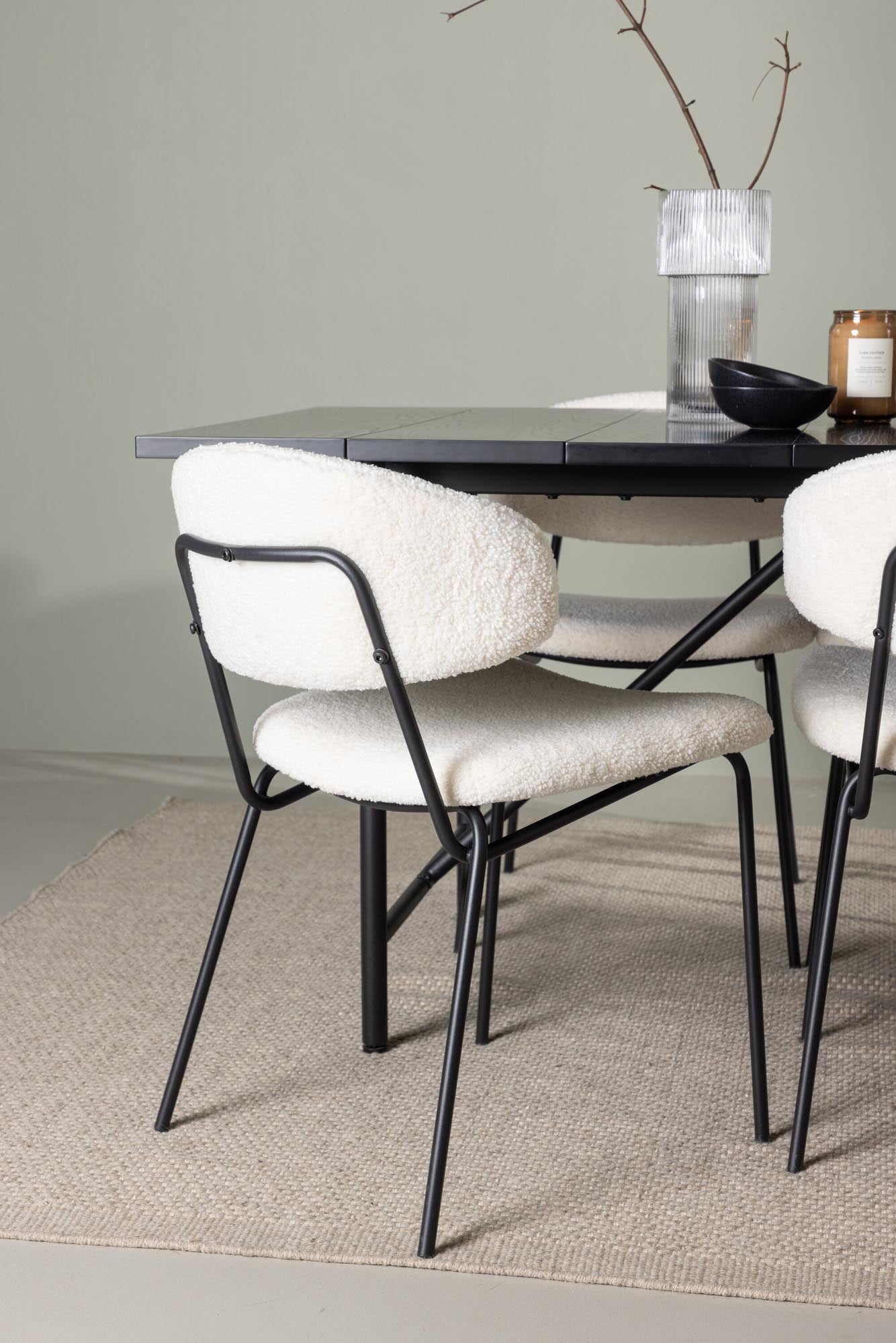 Modernes Esszimmerset "Astrid und Chico" mit 200 cm Tisch und 6 stilvollen Stühlen. Ideal für gesellige Abende und festliche Anlässe.