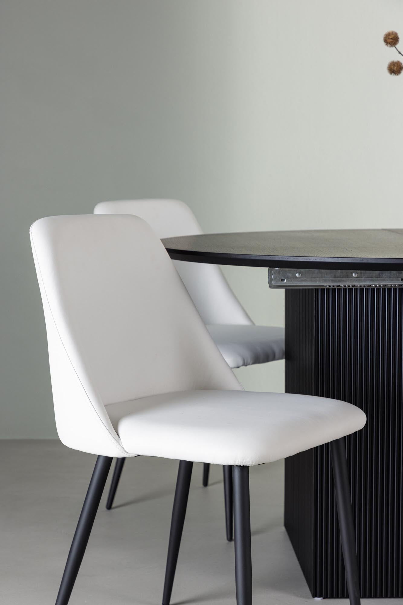 Stilvolles Matilda Esszimmerset mit ausziehbarem Tisch (130cm) und 4 gepolsterten Samtstühlen. Perfekt für gesellige Anlässe und elegantes Wohnen.