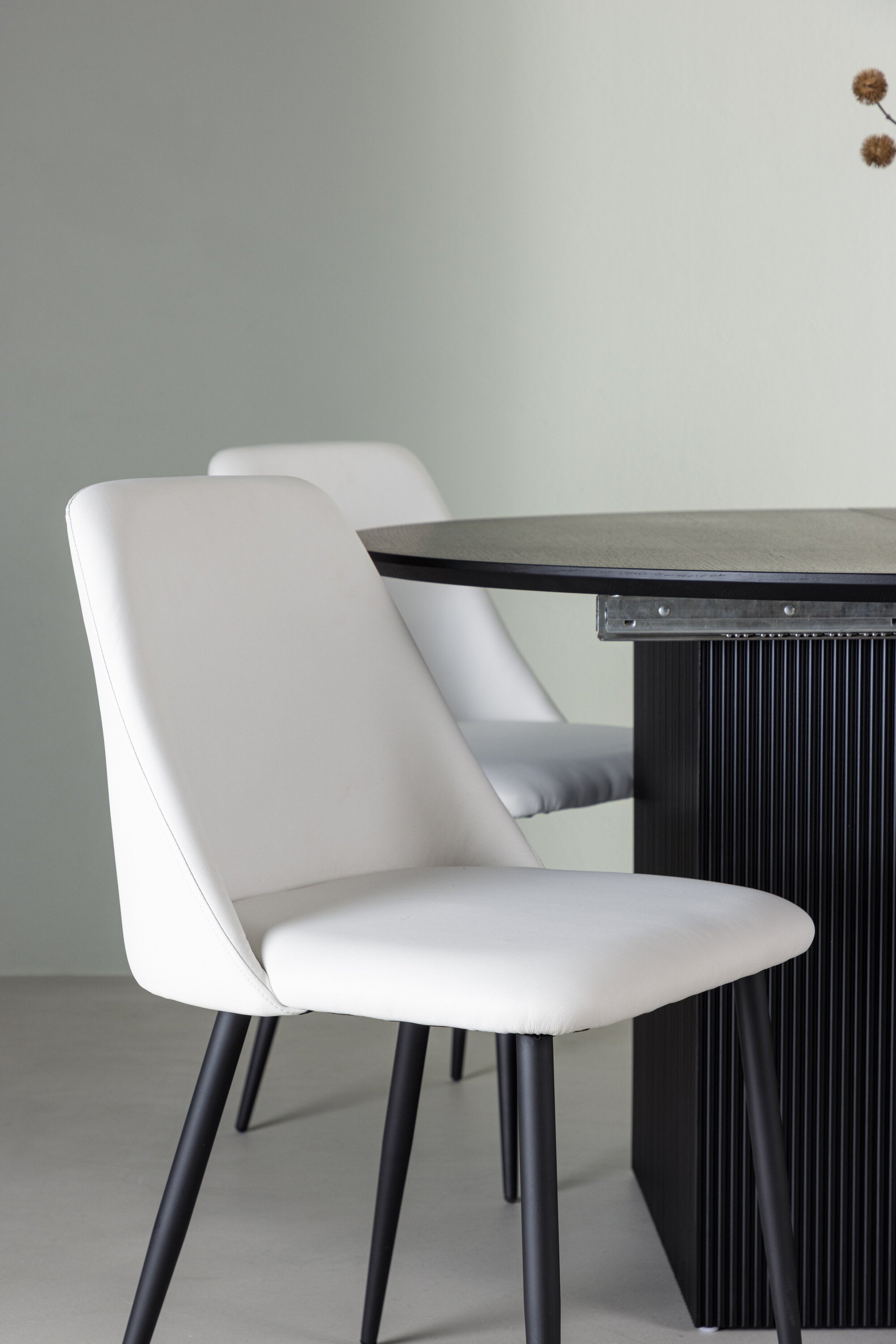 Matilda Esszimmerset + Night ⌀130cm/4St. in Schwarz-Weiss präsentiert im Onlineshop von KAQTU Design AG. Esszimmerset ist von Venture Home
