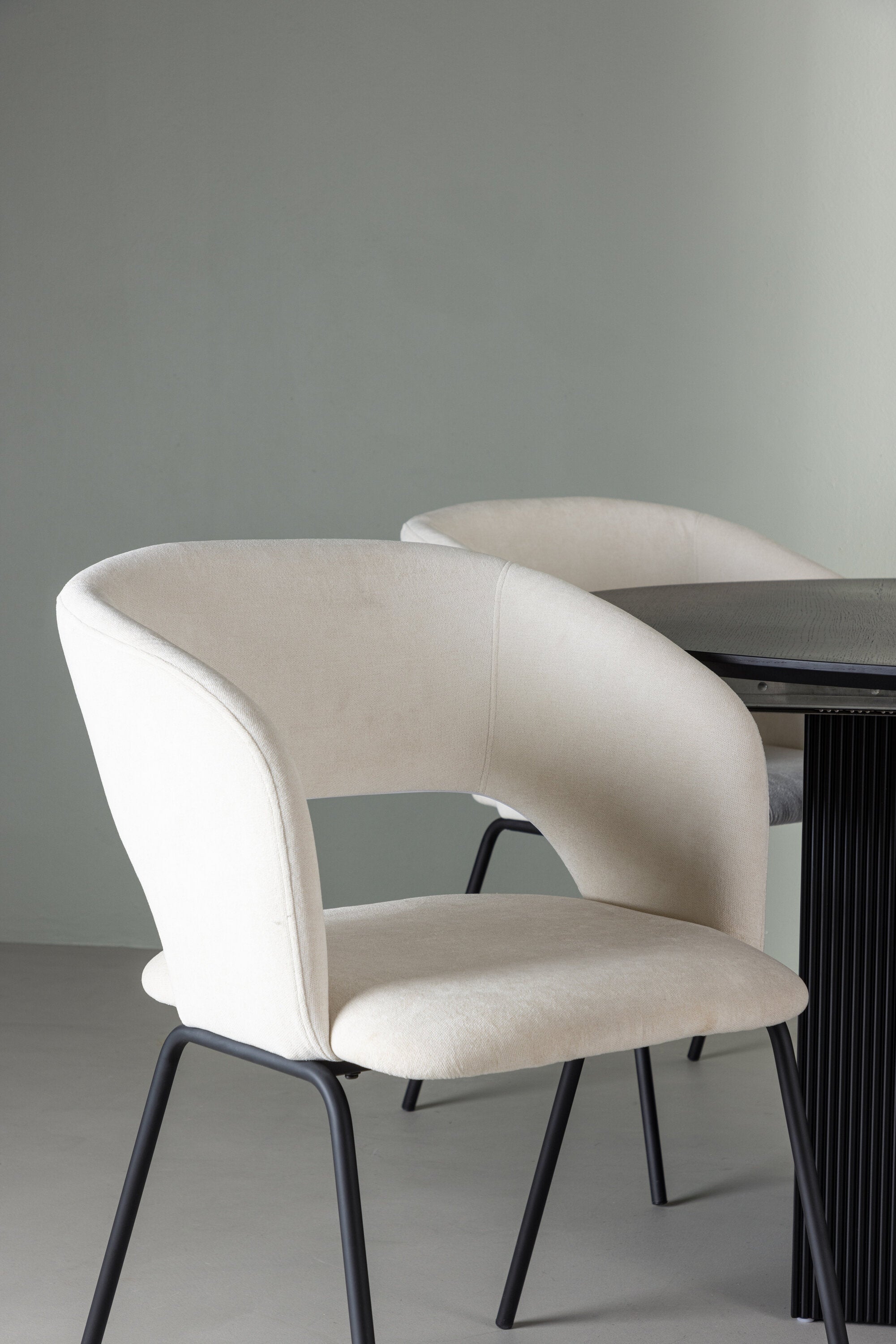 Matilda Esszimmerset + Day ⌀130cm/4St. in Schwarz, gebrochenes Weiss präsentiert im Onlineshop von KAQTU Design AG. Esszimmerset ist von Venture Home
