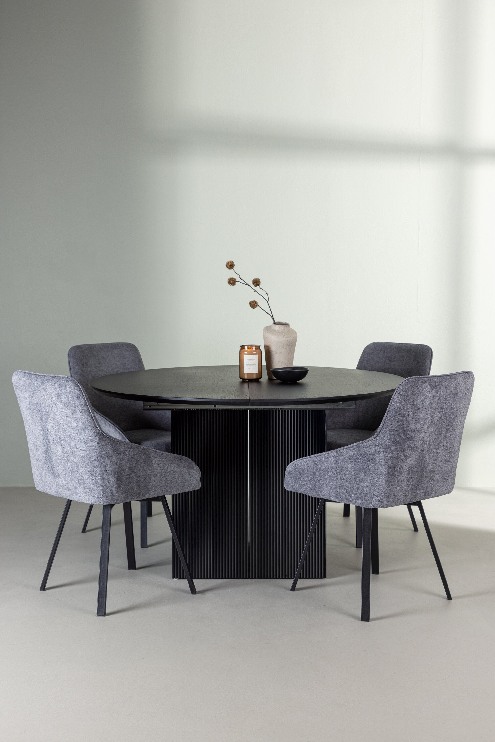 Matilda Esszimmerset + Rosie ⌀130cm/4St. in Schwarzgrau präsentiert im Onlineshop von KAQTU Design AG. Esszimmerset ist von Venture Home