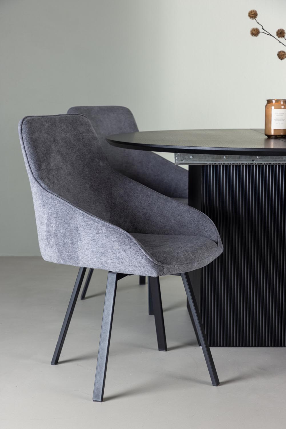 Matilda Esszimmerset + Rosie ⌀130cm/4St. in Schwarzgrau präsentiert im Onlineshop von KAQTU Design AG. Esszimmerset ist von Venture Home