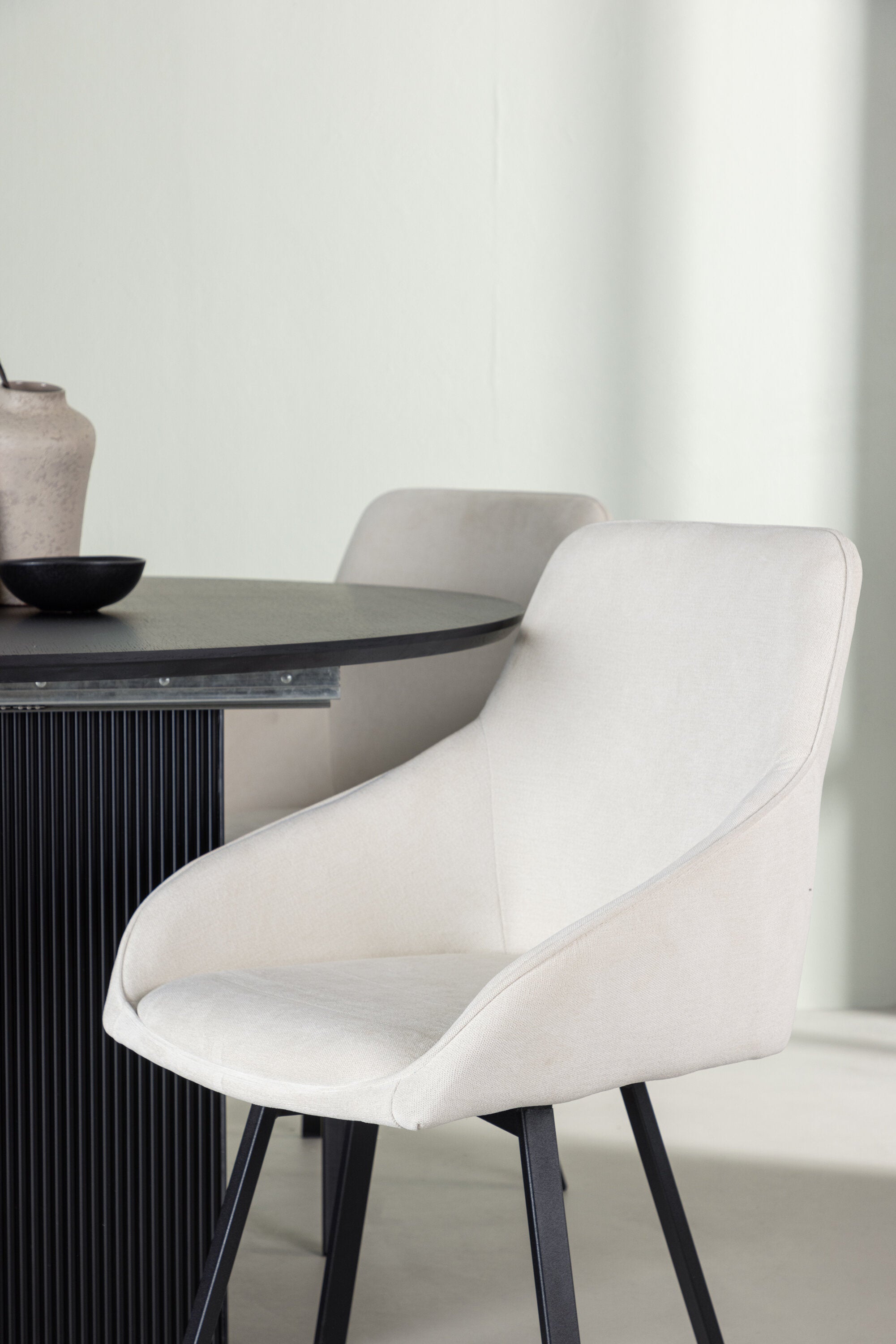 Matilda Esszimmerset + Rosie ⌀130cm/4St. in Beige, Schwarz präsentiert im Onlineshop von KAQTU Design AG. Esszimmerset ist von Venture Home