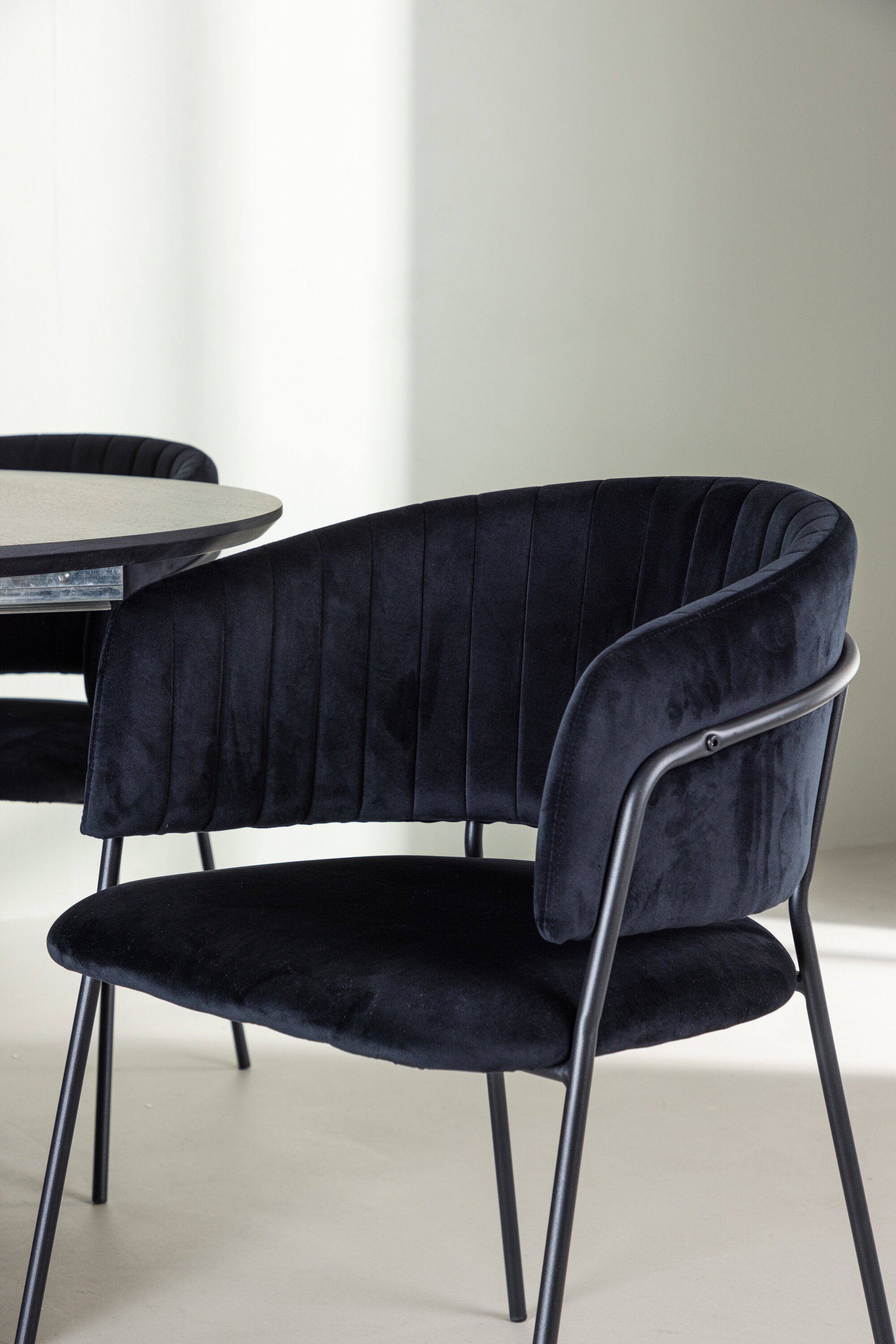 Matilda Esszimmerset + Selma ⌀130cm/4St. in Schwarz präsentiert im Onlineshop von KAQTU Design AG. Esszimmerset ist von Venture Home