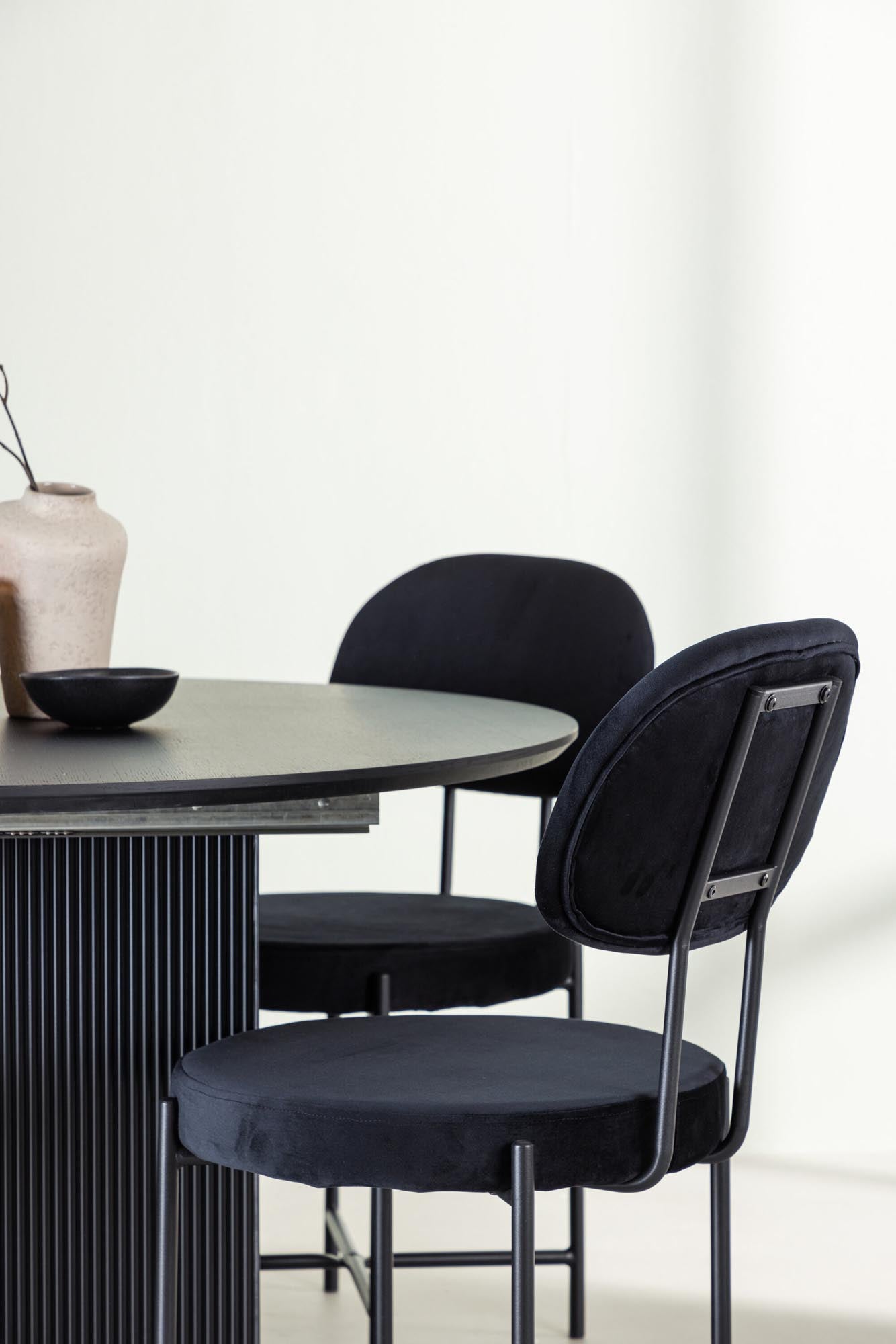 Skandinavisches Esszimmerset Matilda + Stella, Ø130cm, vereint Stil und Funktionalität für unvergessliche Essmomente.