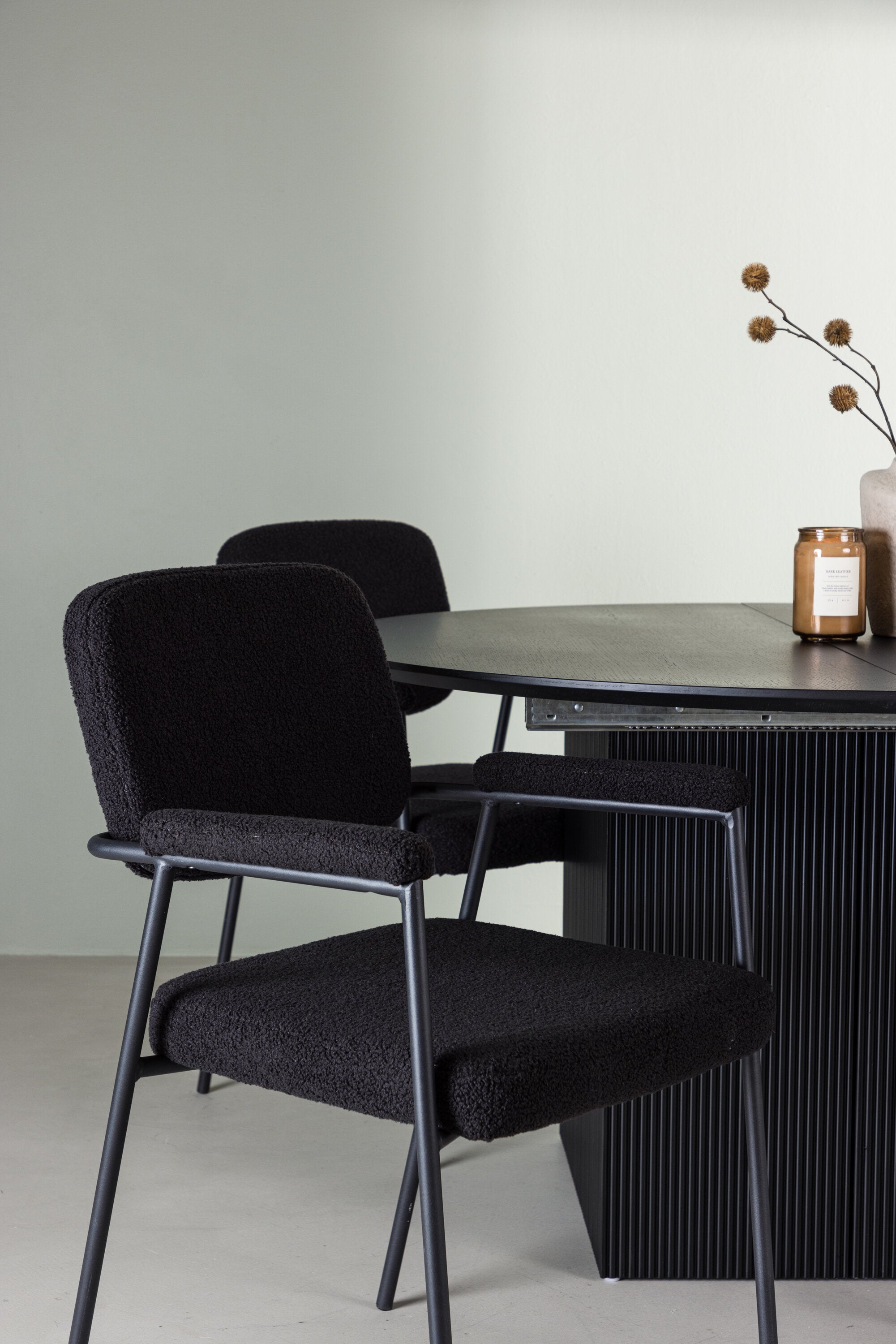 Matilda Esszimmerset + Yesterday ⌀130cm/4St. in Schwarz präsentiert im Onlineshop von KAQTU Design AG. Esszimmerset ist von Venture Home