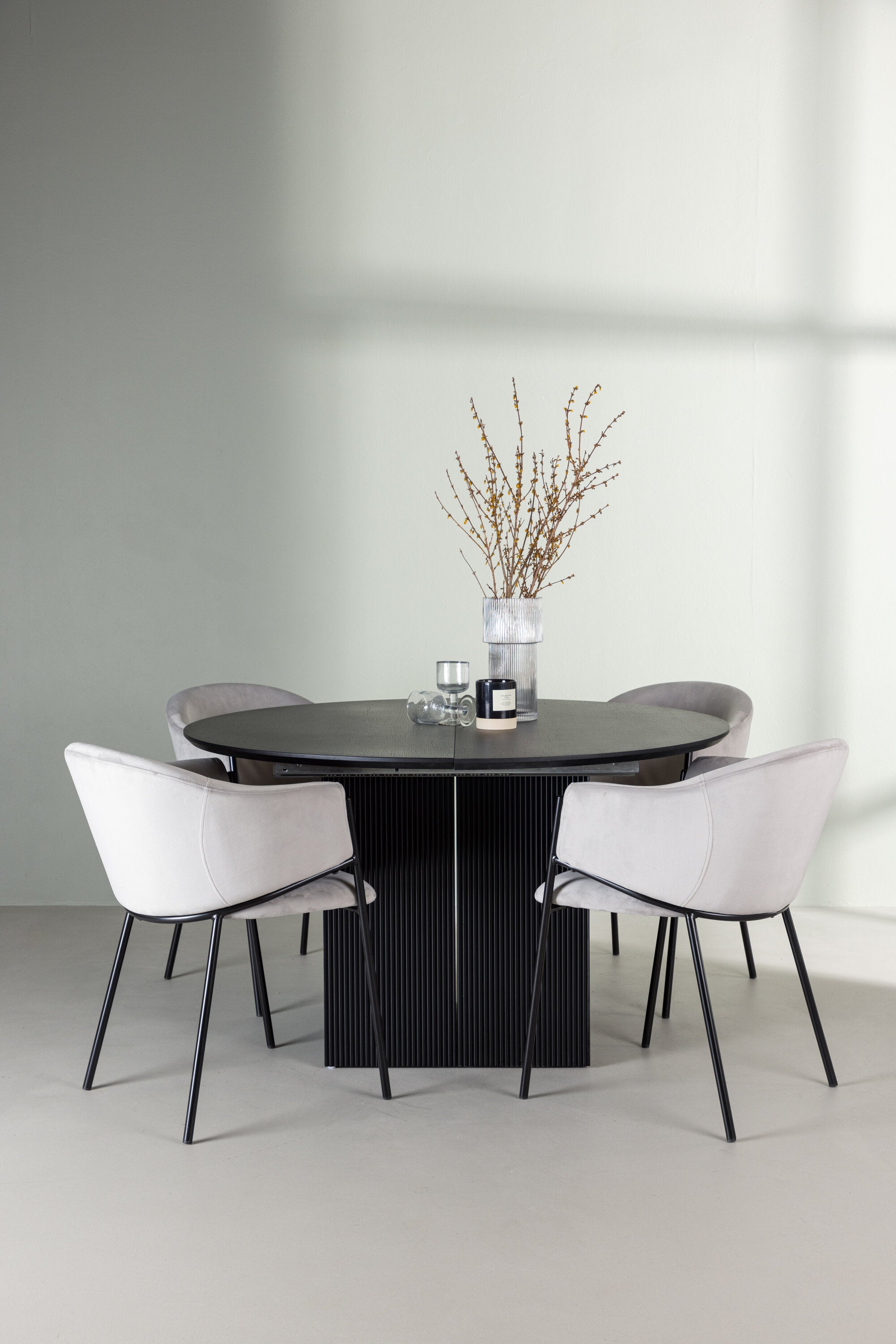 Matilda Esszimmerset + Evelina ⌀130cm/4St. in Schwarzgrau präsentiert im Onlineshop von KAQTU Design AG. Esszimmerset ist von Venture Home