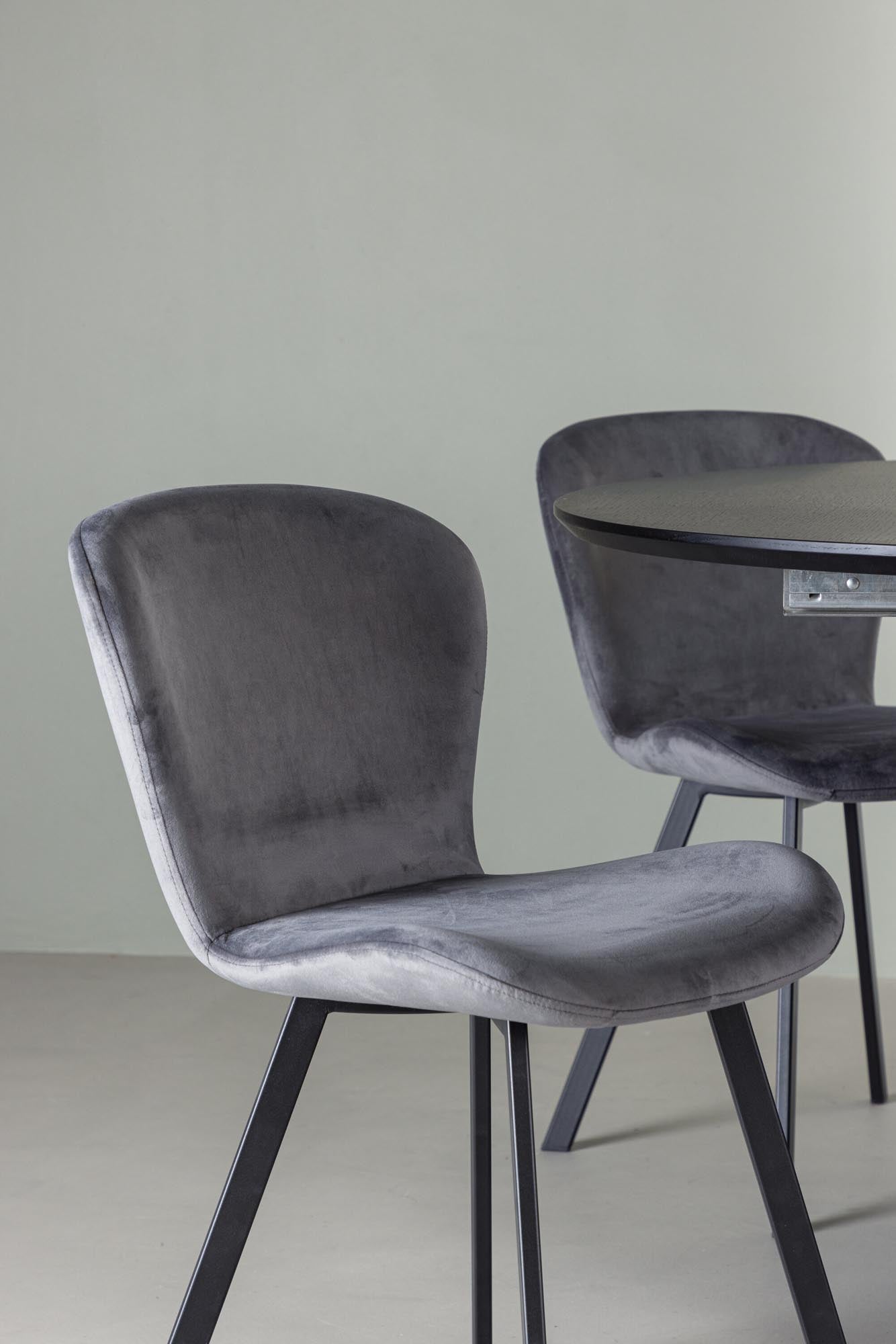 Modernes Esszimmerset mit elegantem, runden Tisch und komfortablen Lilja-Stühlen. Ideal für gesellige Runden und stilvolle Einrichtung.