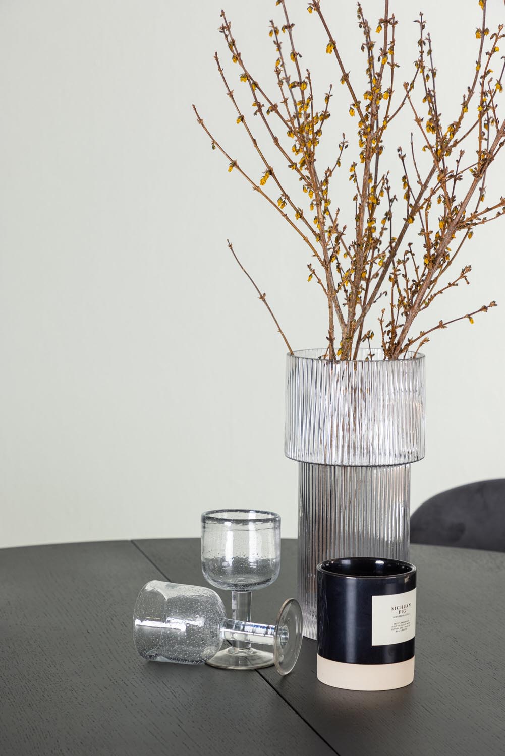 Matilda Esszimmerset + Lilja ⌀130cm/4St. in Schwarzgrau präsentiert im Onlineshop von KAQTU Design AG. Esszimmerset ist von Venture Home