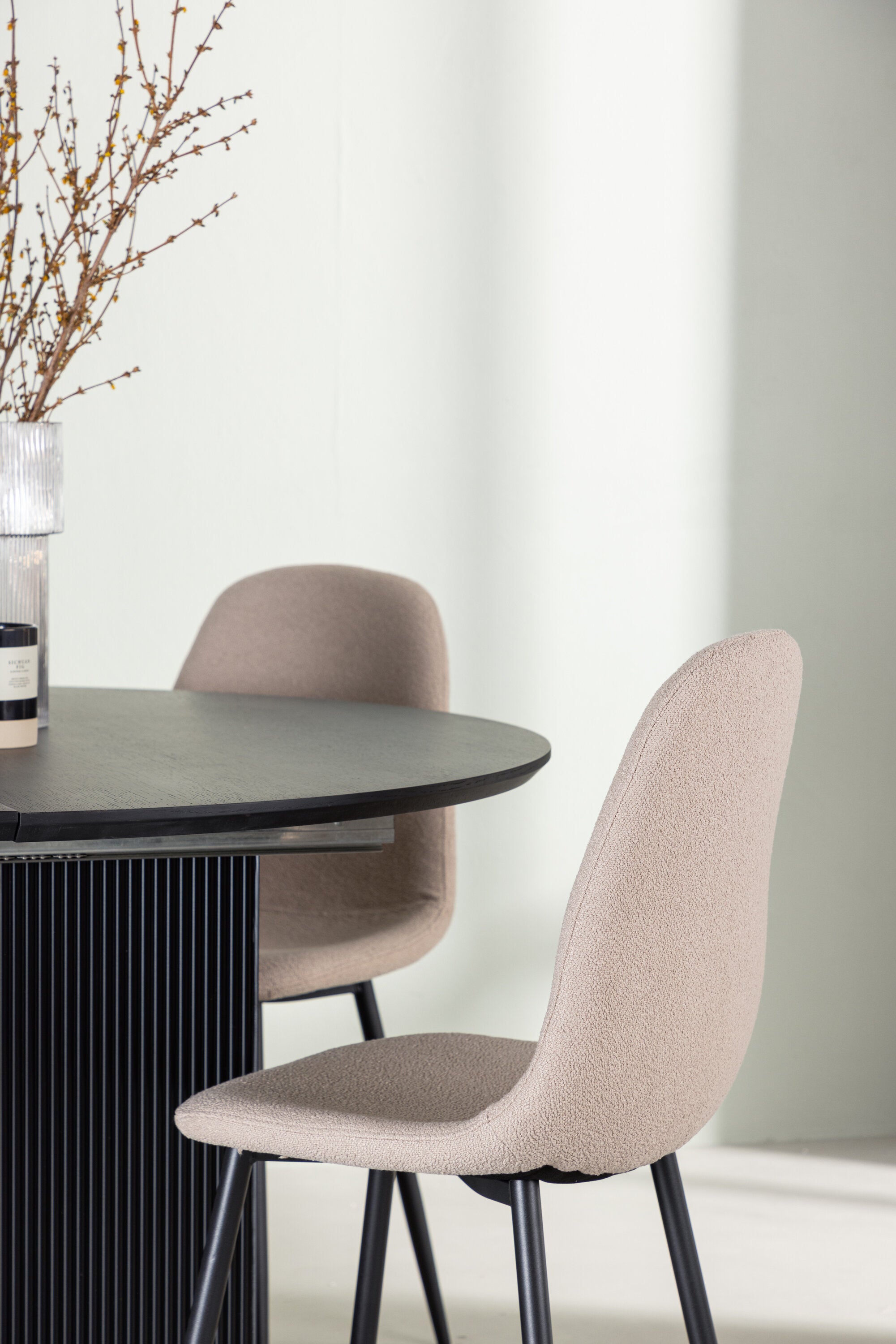 Matilda Esszimmerset + Polar ⌀130cm/4St. in Beige, Schwarz präsentiert im Onlineshop von KAQTU Design AG. Esszimmerset ist von Venture Home