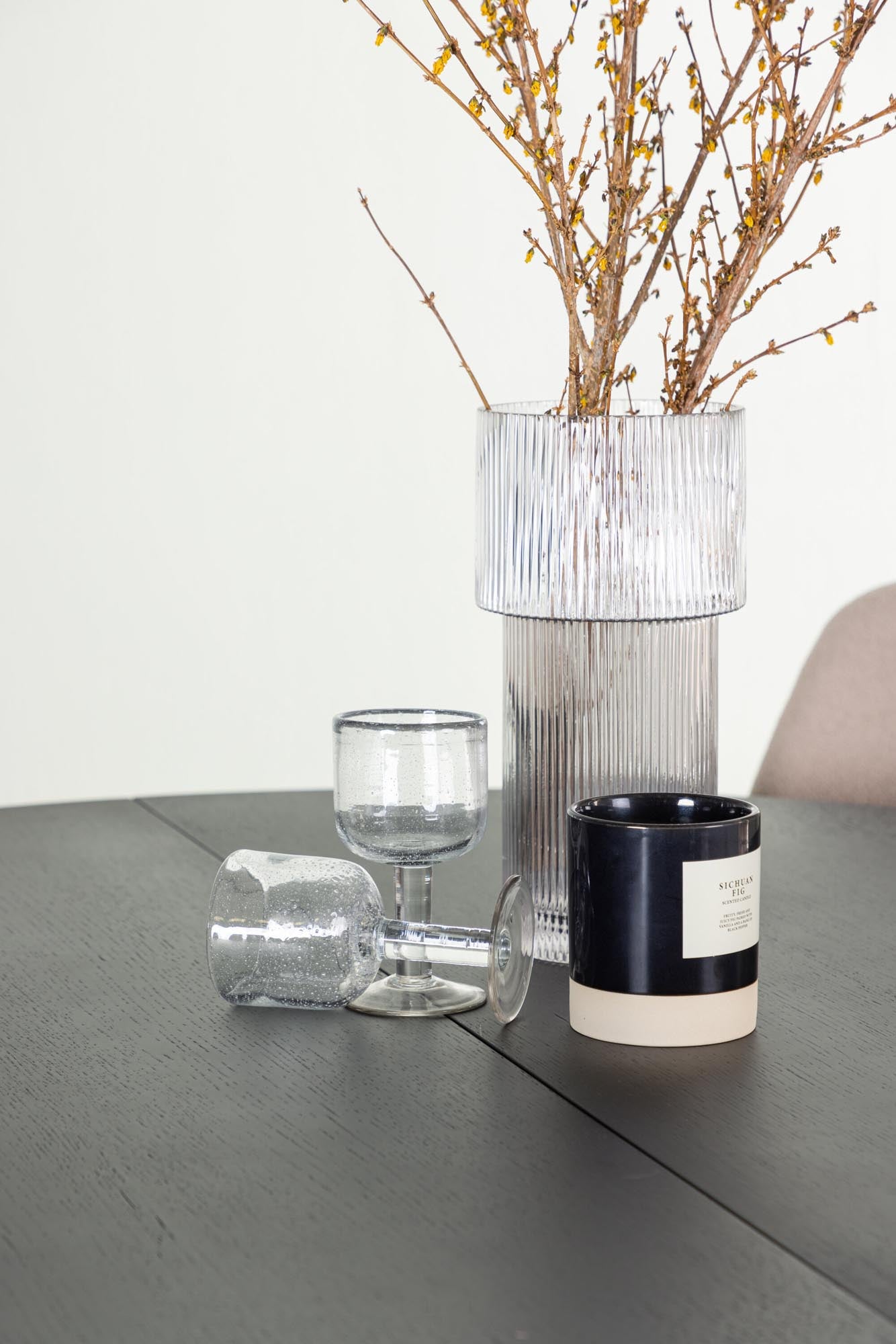 Stilvolles Matilda Esszimmerset mit runden Tisch (130 cm) und 4 luxuriösen Polar-Stühlen. Perfekt für gemütliche Abende und festliche Anlässe.